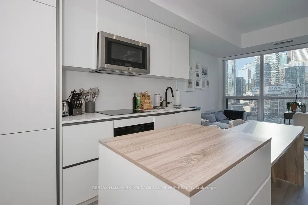 327 King Street W, #1408