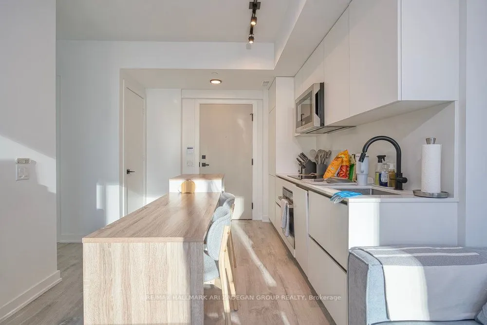327 King Street W, #1408