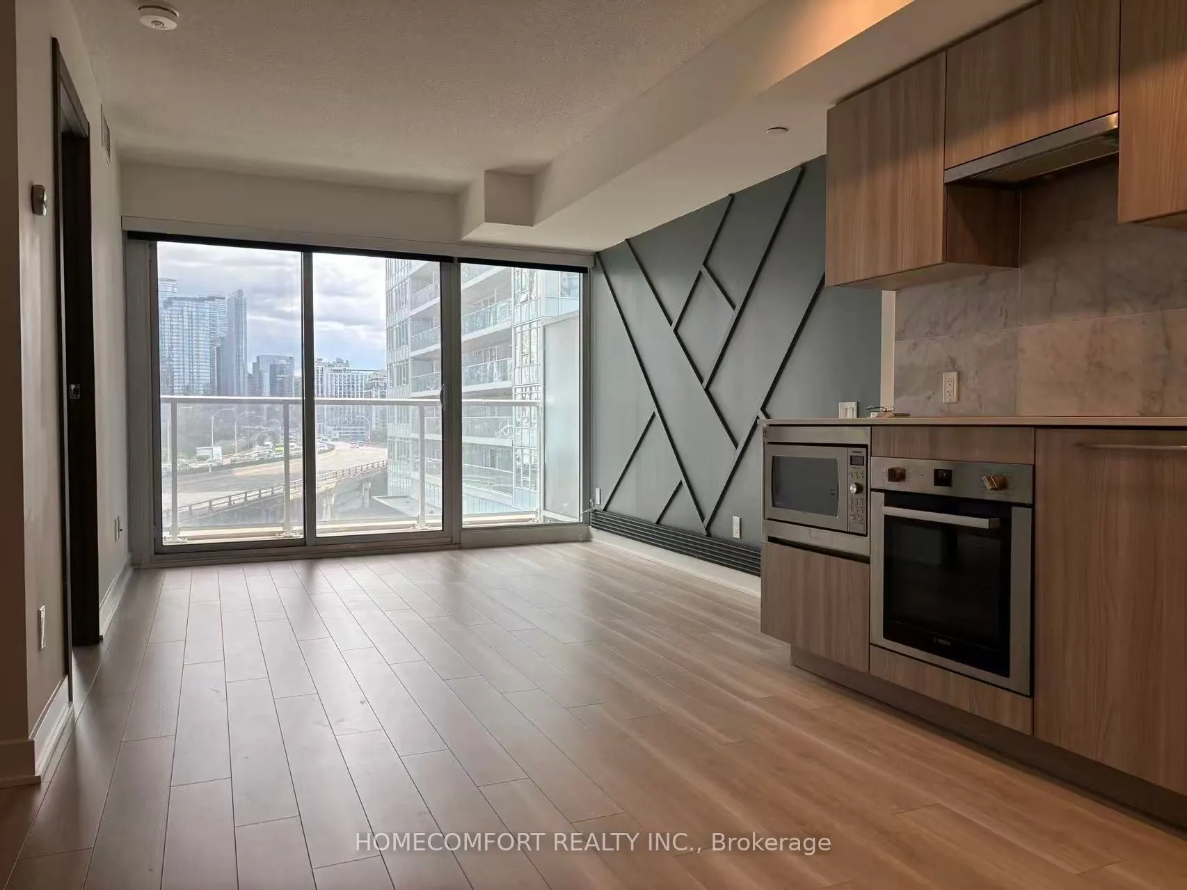 19 Bathurst Street E, #707