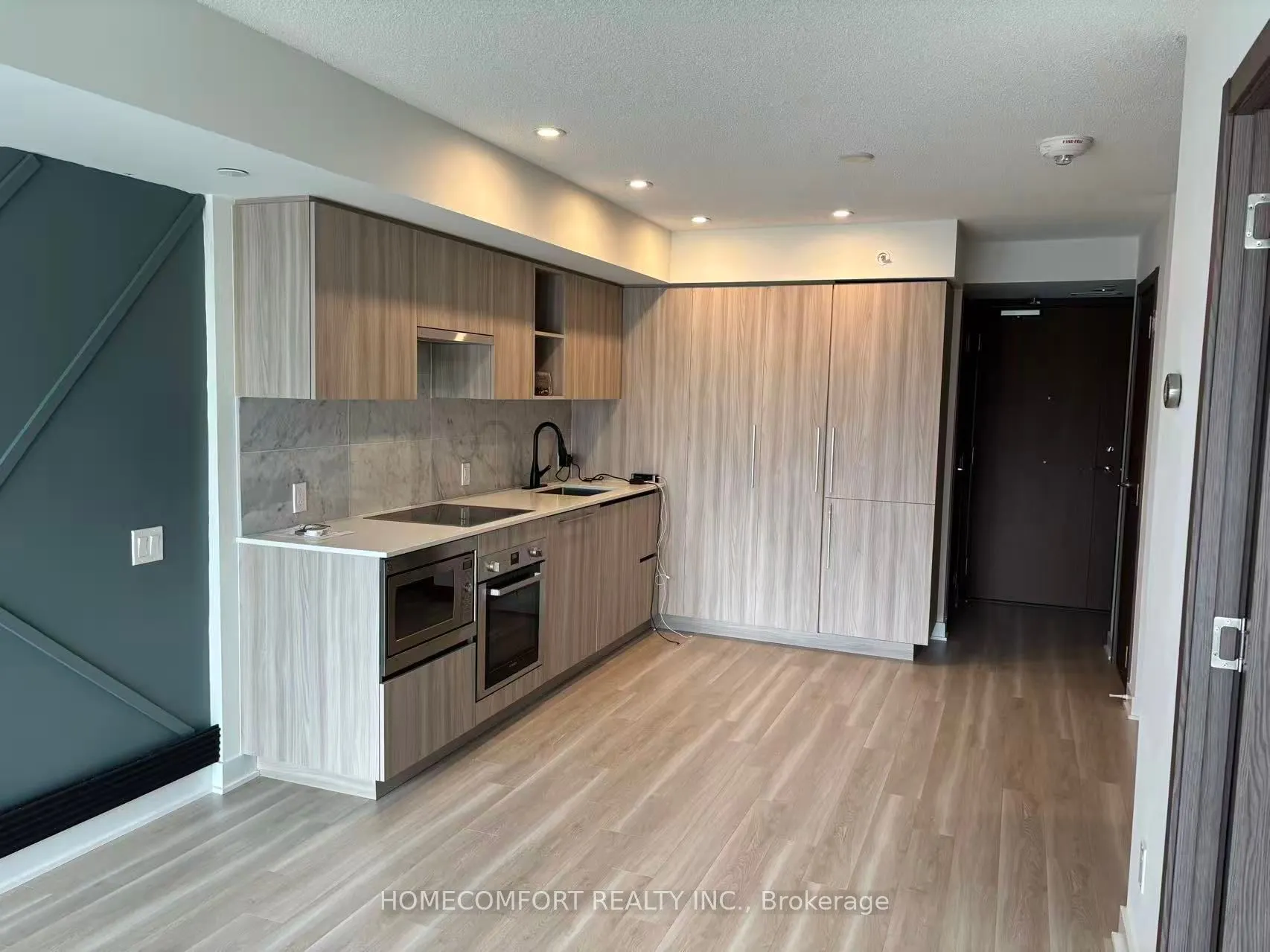 19 Bathurst Street E, #707