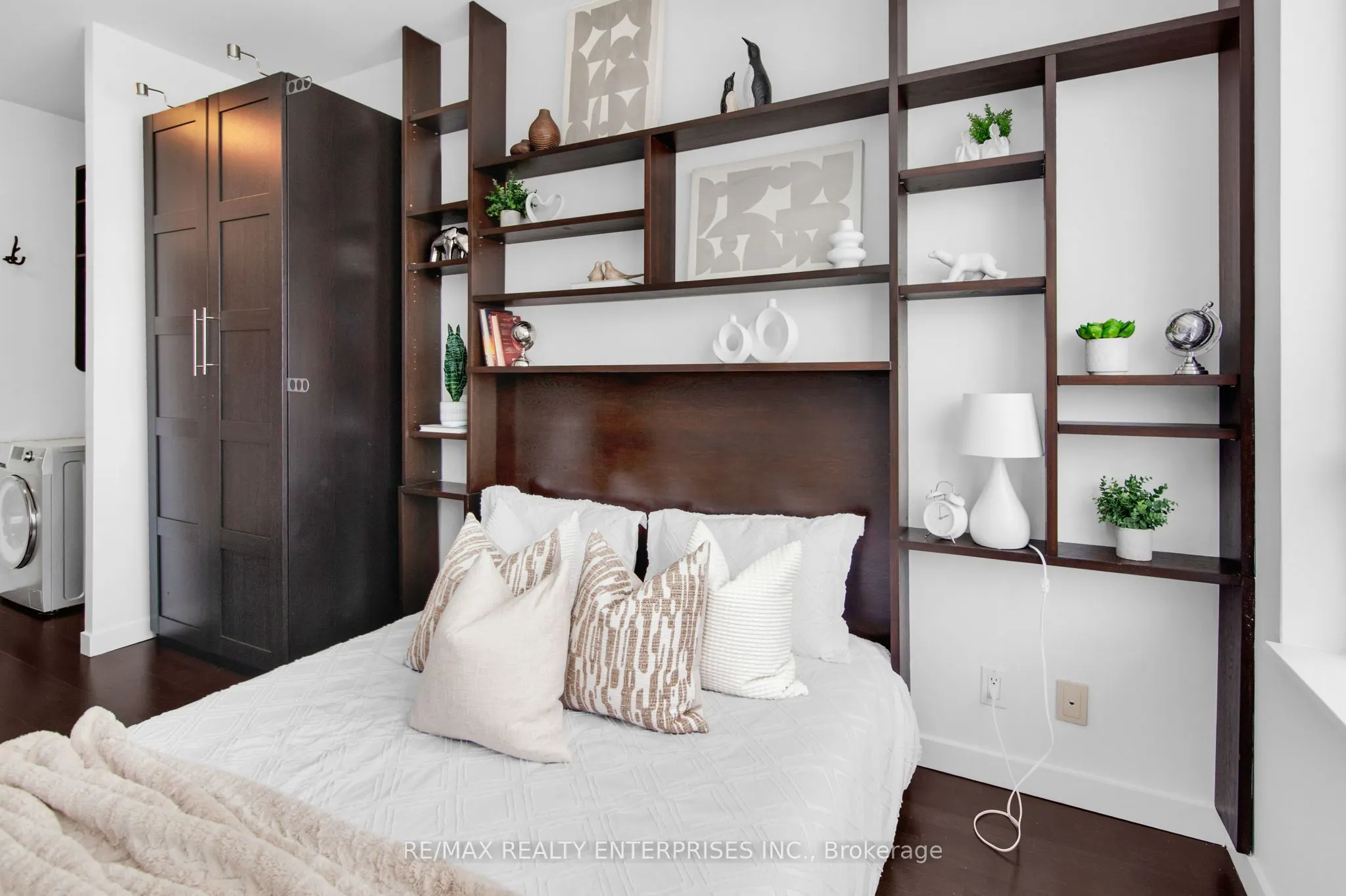 1005 King Street W, #913