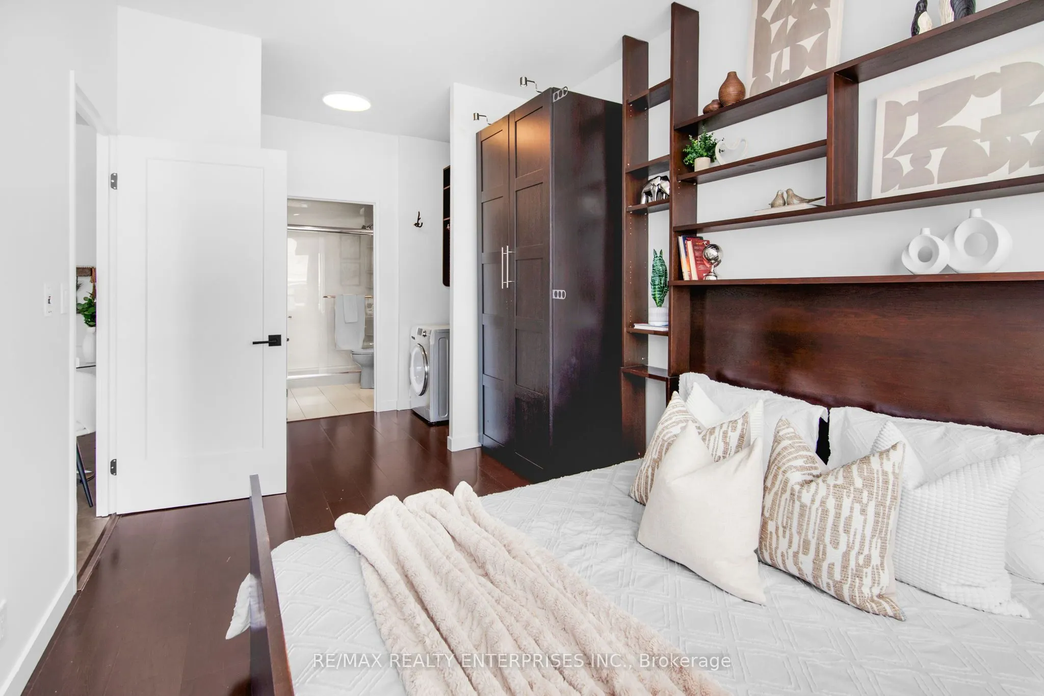 1005 King Street W, #913
