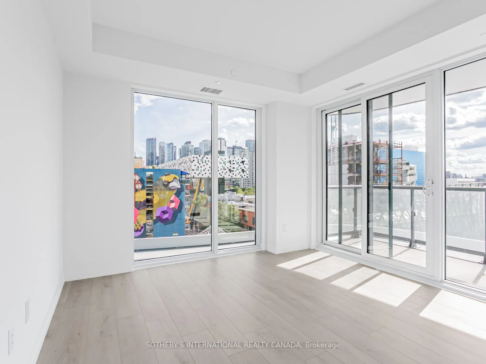 292 Dundas Street W, #610