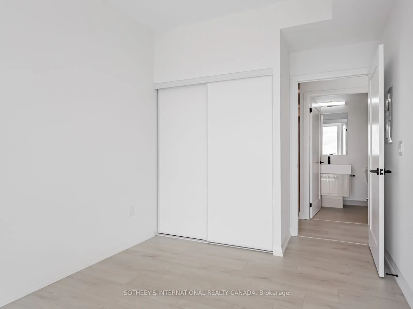 292 Dundas Street W, #610