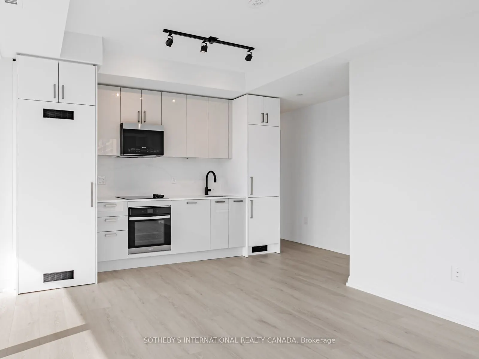 292 Dundas Street W, #610