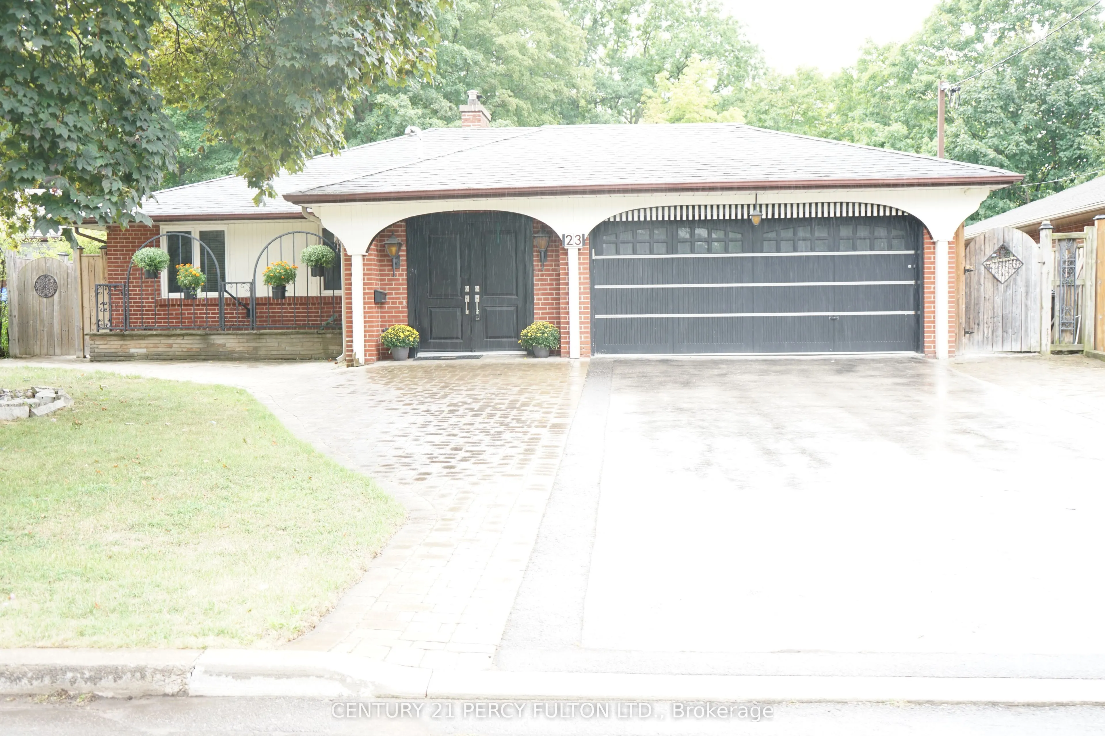 23 Pitcairn Crescent