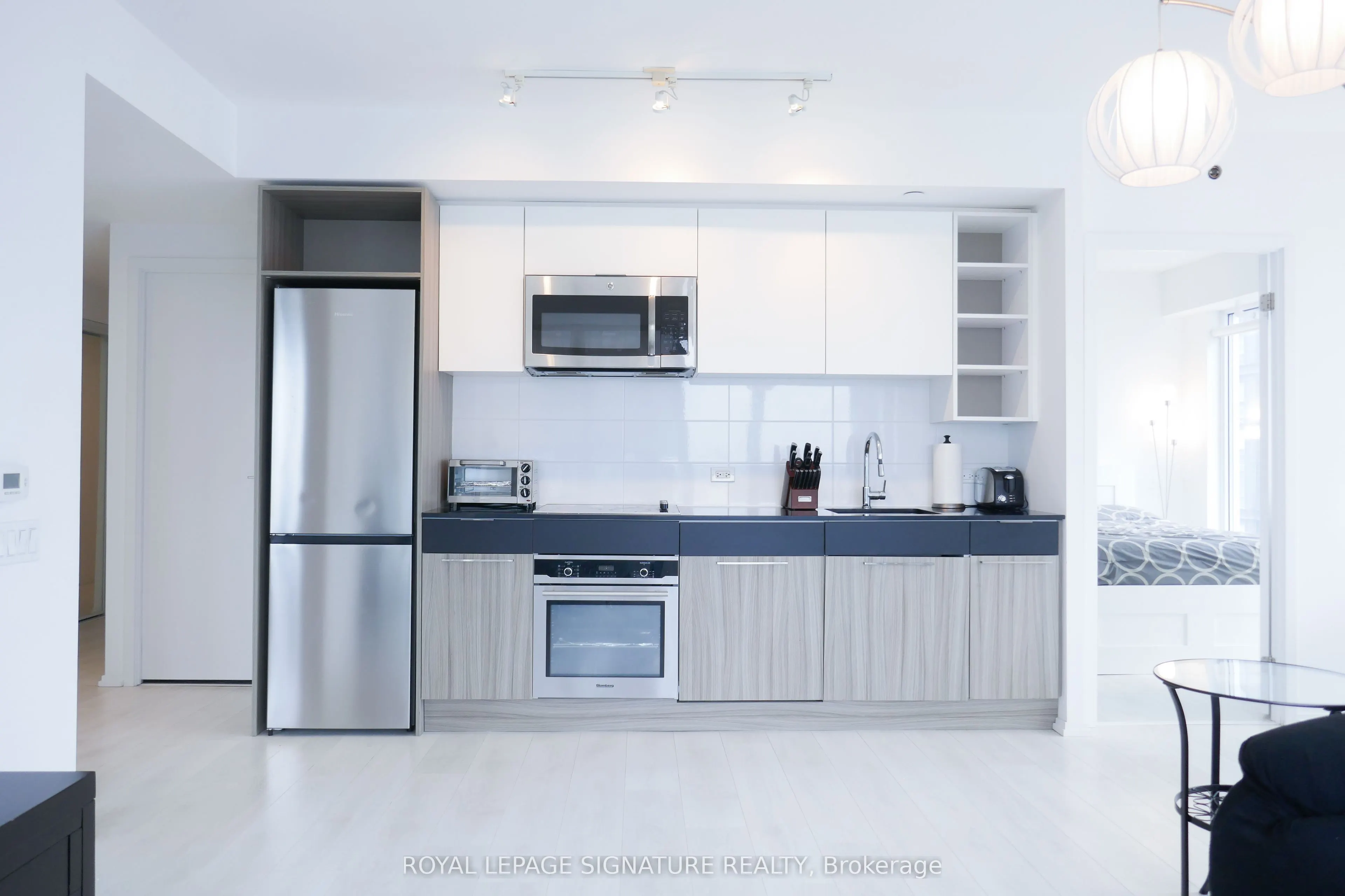 68 Shuter Street, #2710