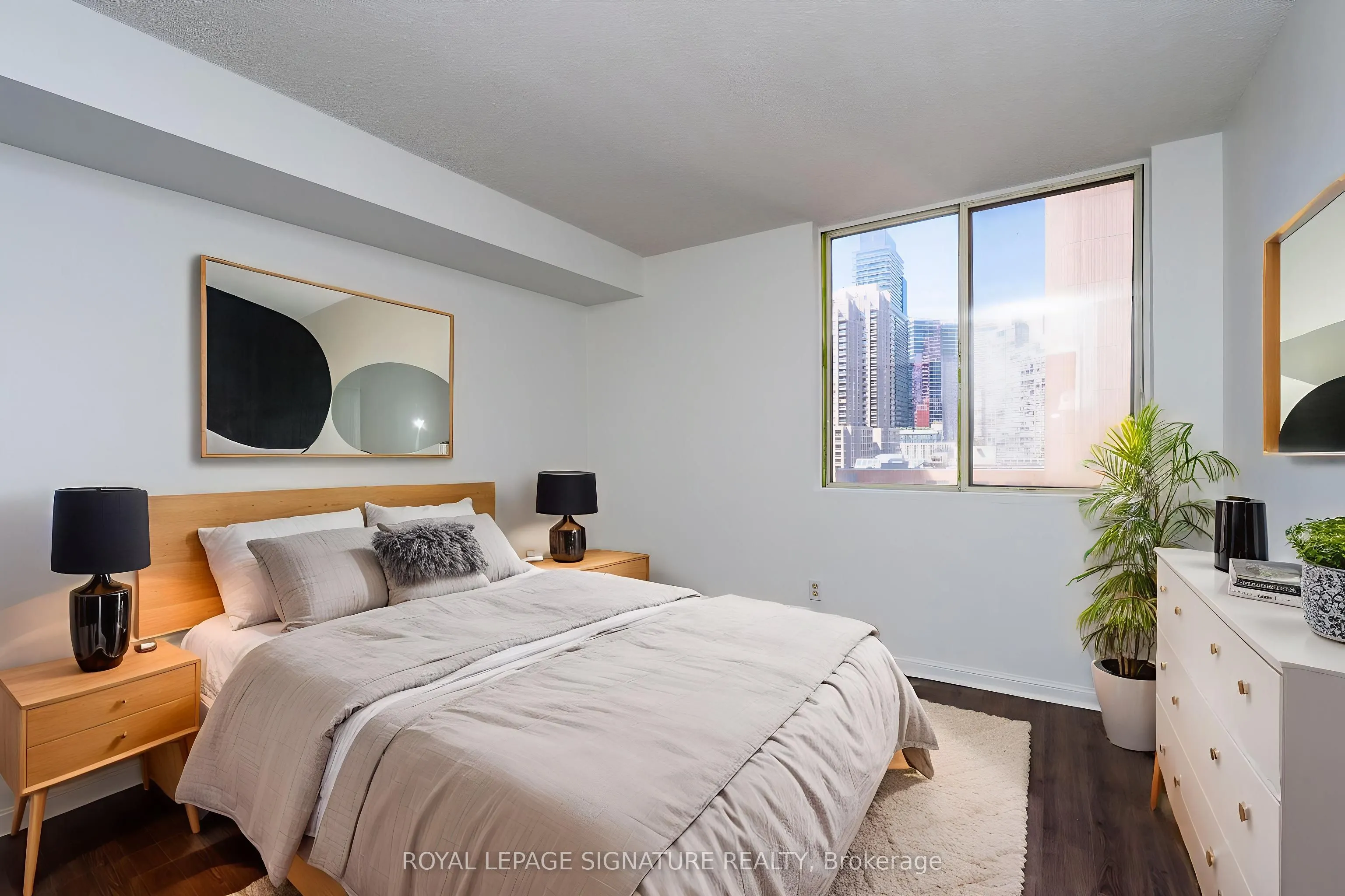 25 Grenville Street, #807