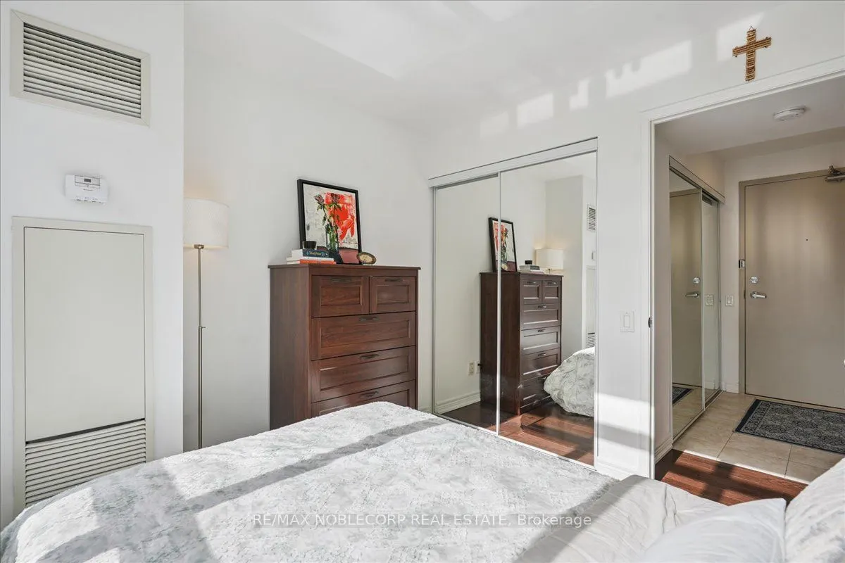 60 St.Clair Avenue W, #1001