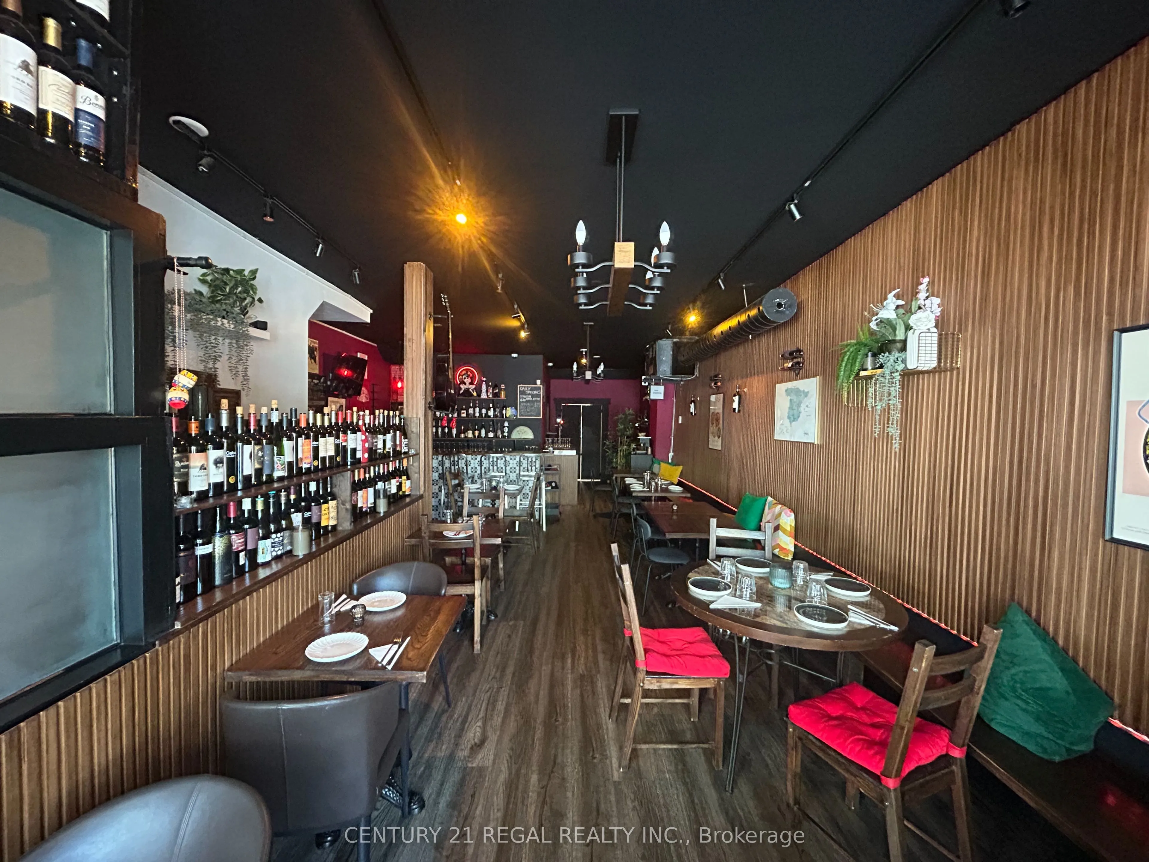 869 Dundas Street W