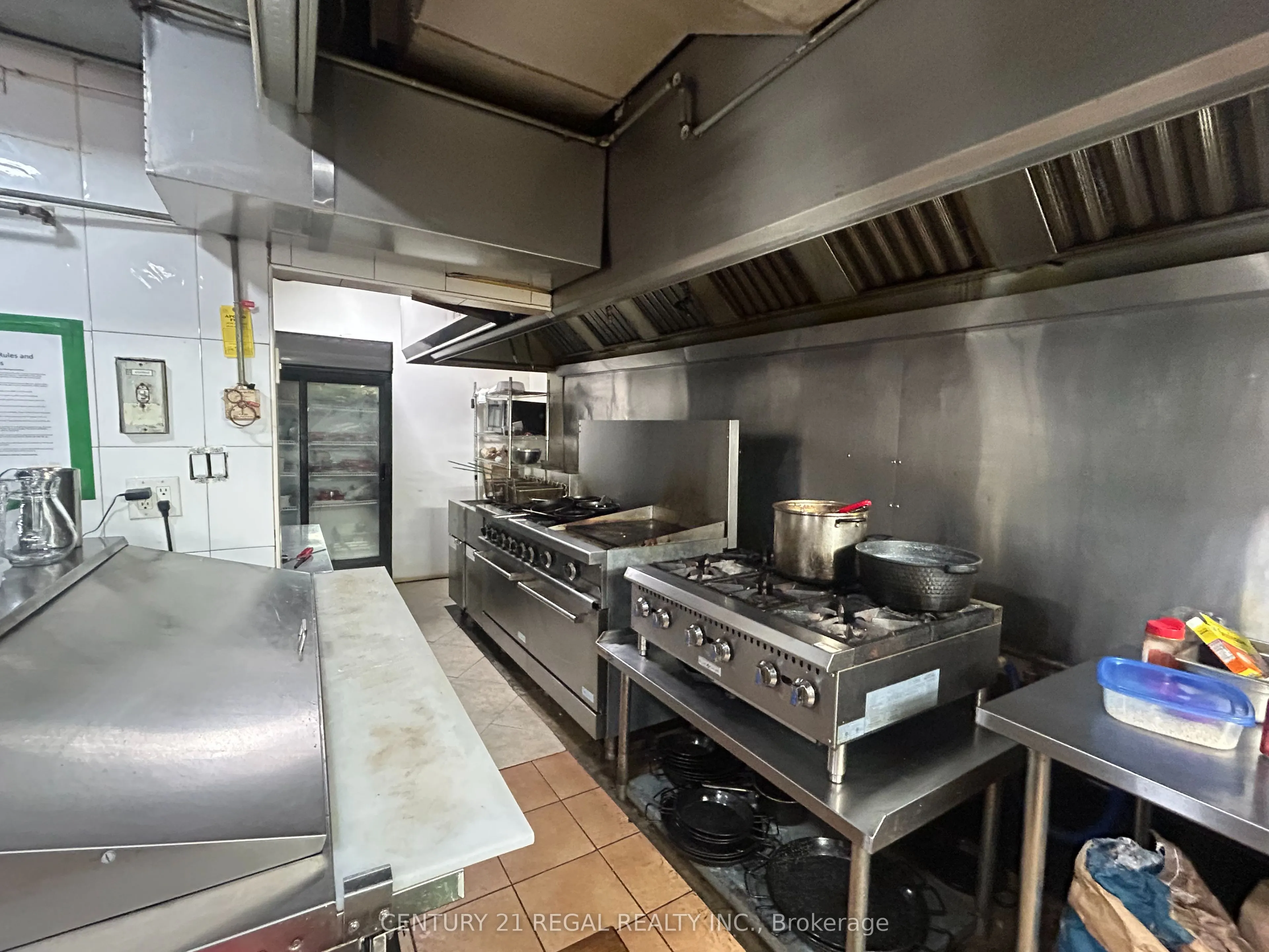 869 Dundas Street W