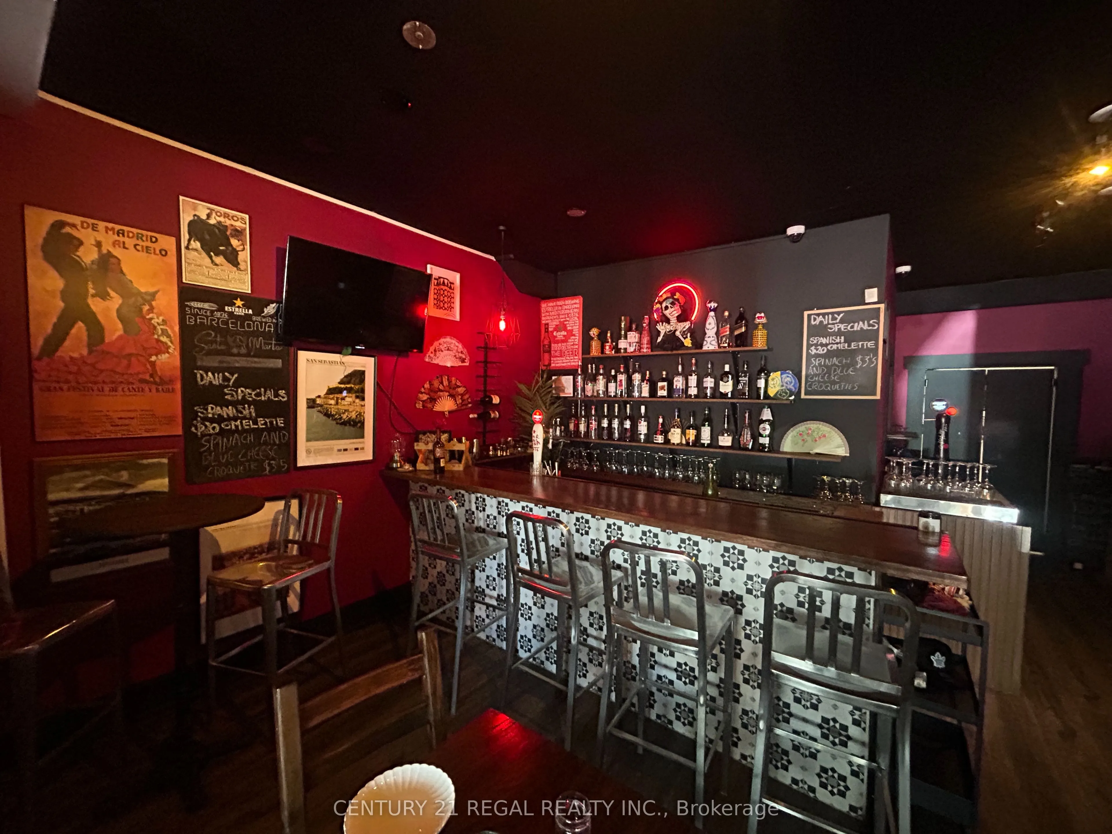 869 Dundas Street W