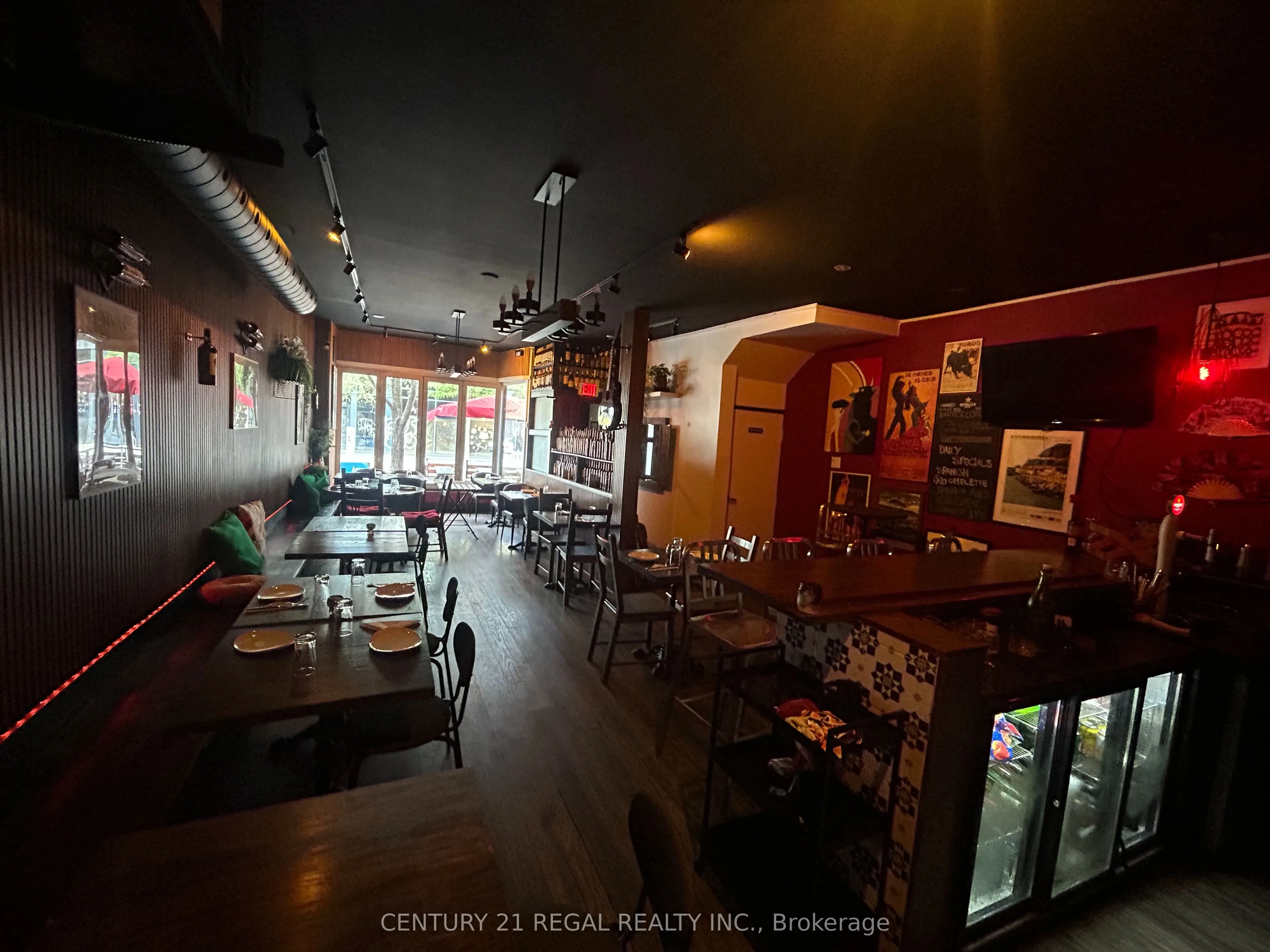 869 Dundas Street W