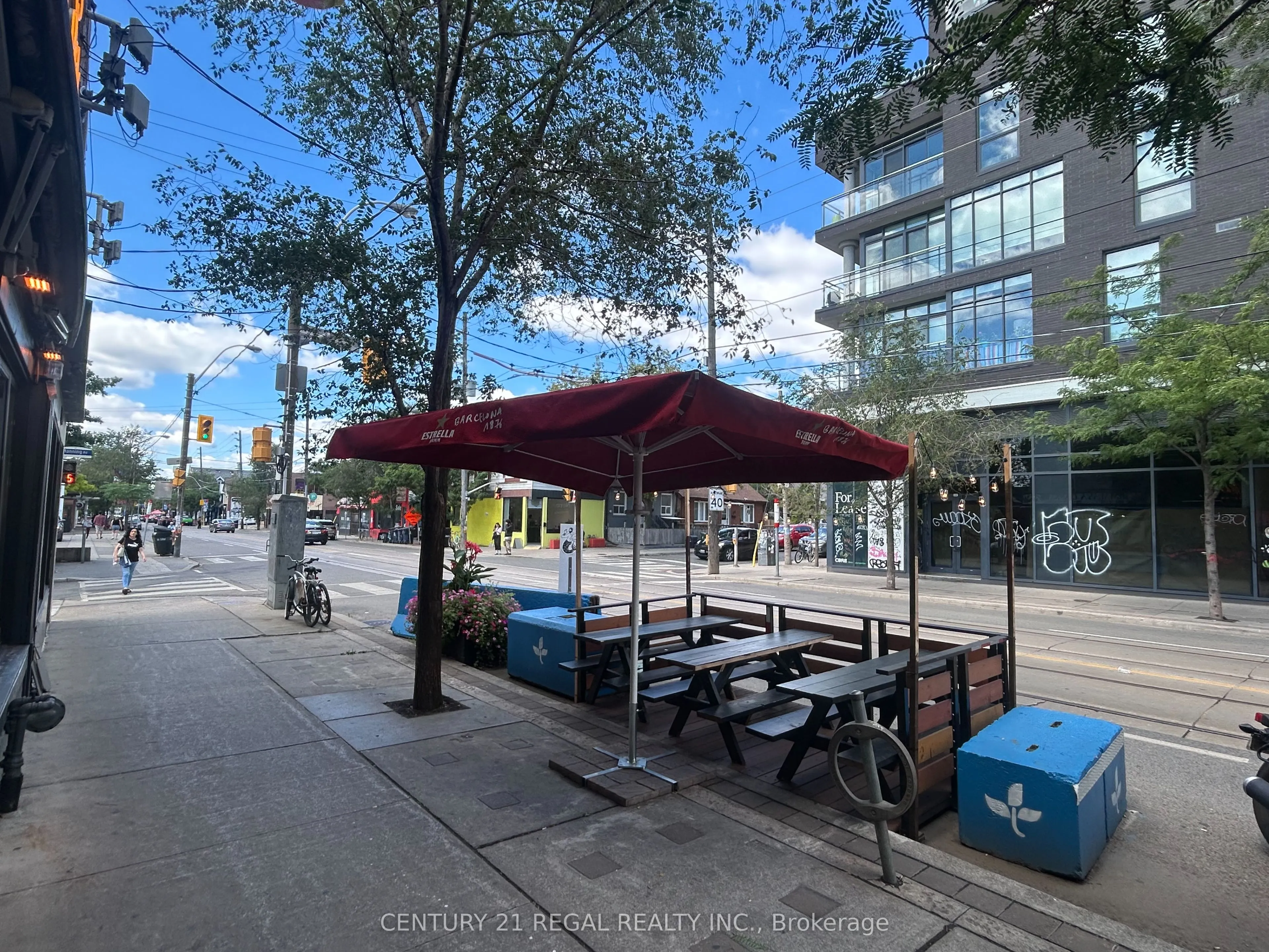 869 Dundas Street W