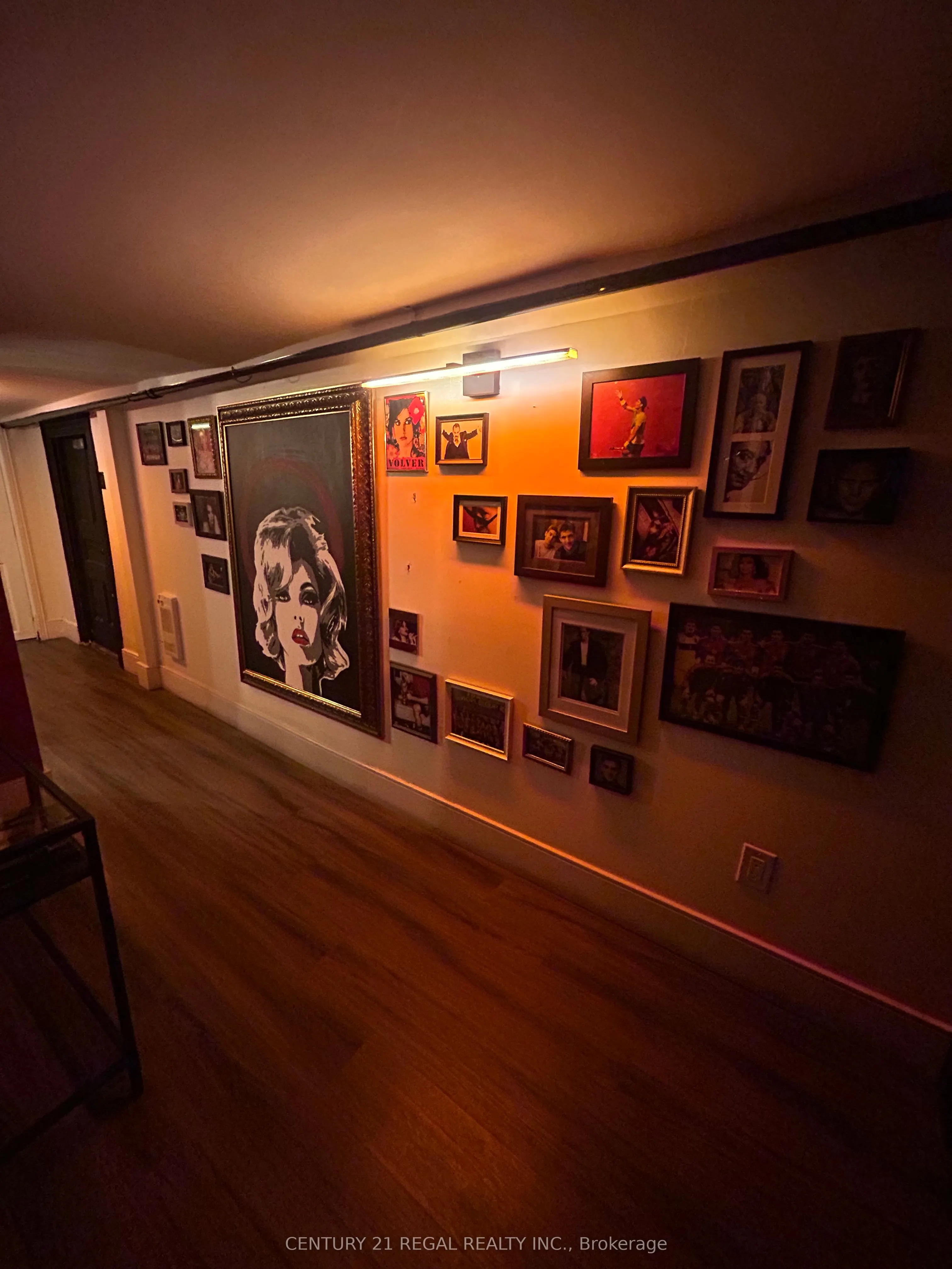 869 Dundas Street W