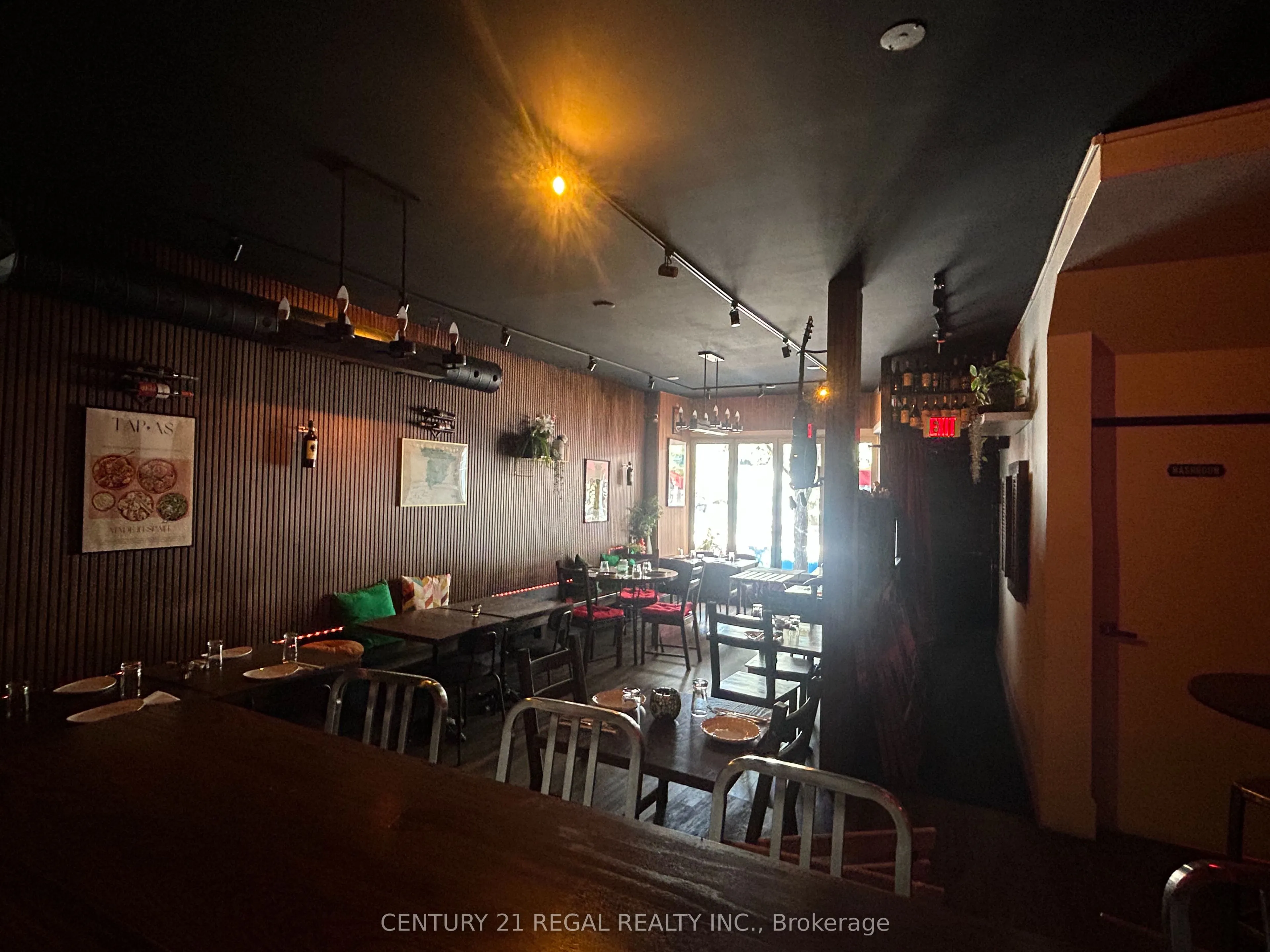 869 Dundas Street W