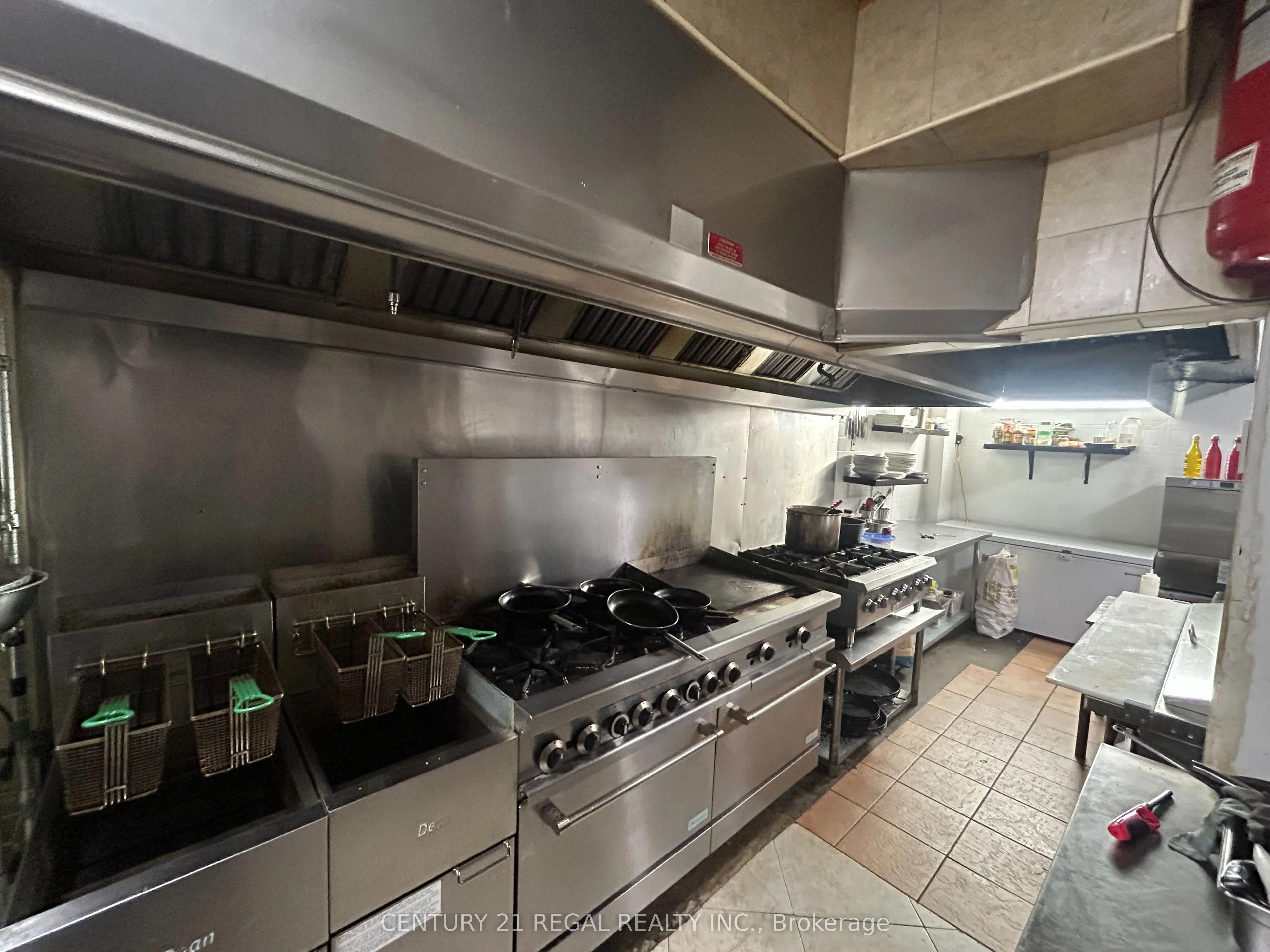 869 Dundas Street W