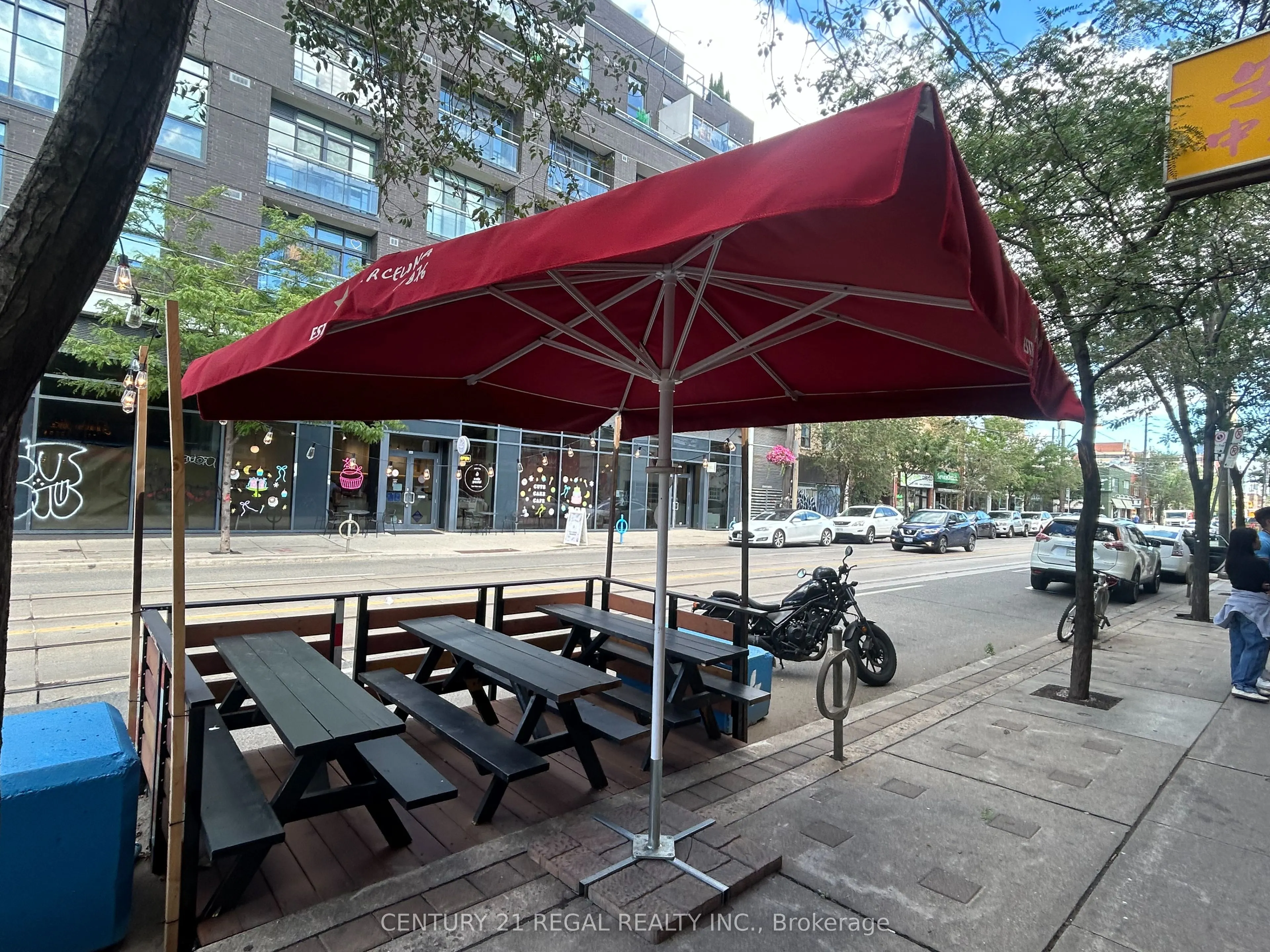 869 Dundas Street W