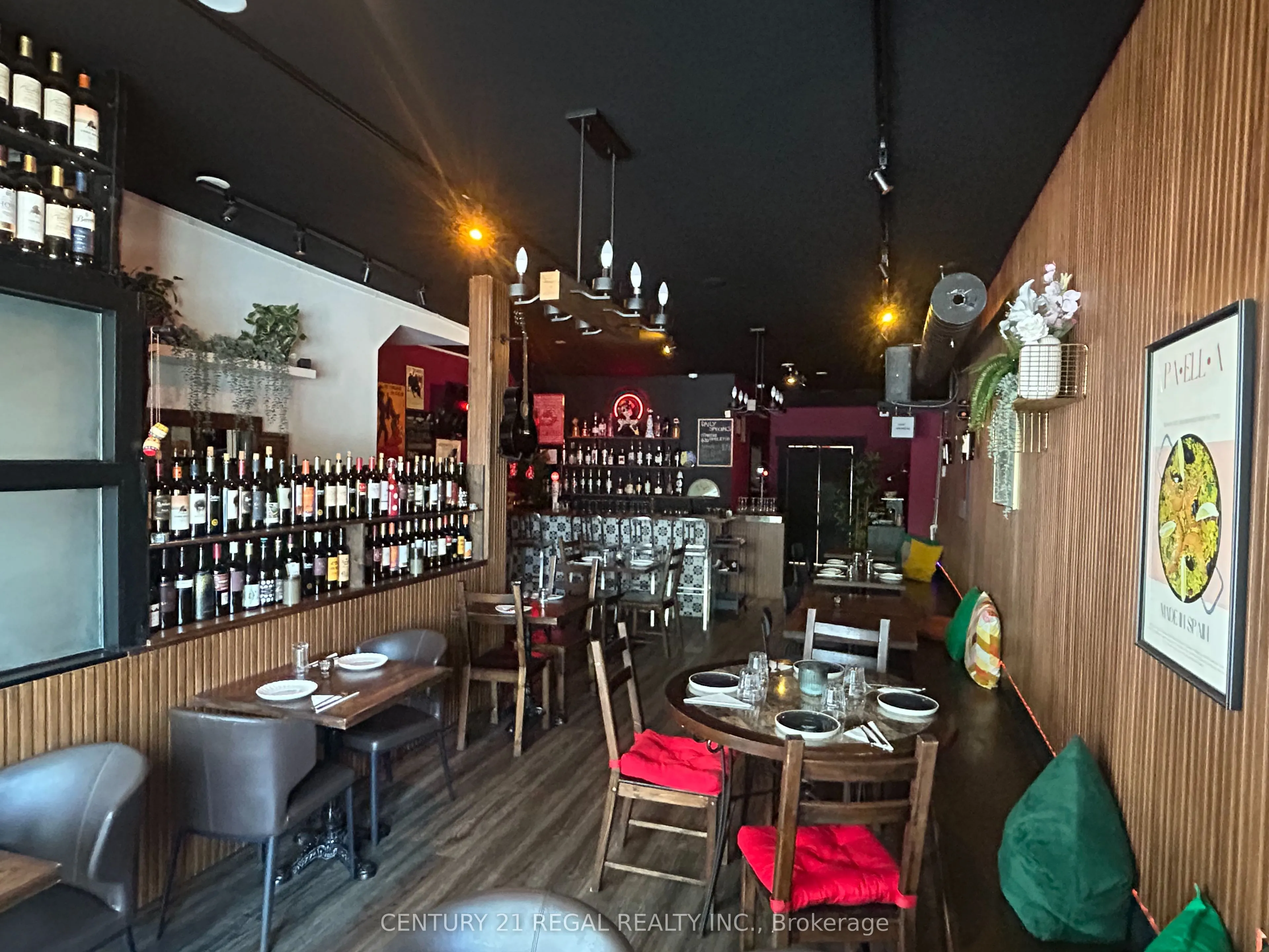 869 Dundas Street W