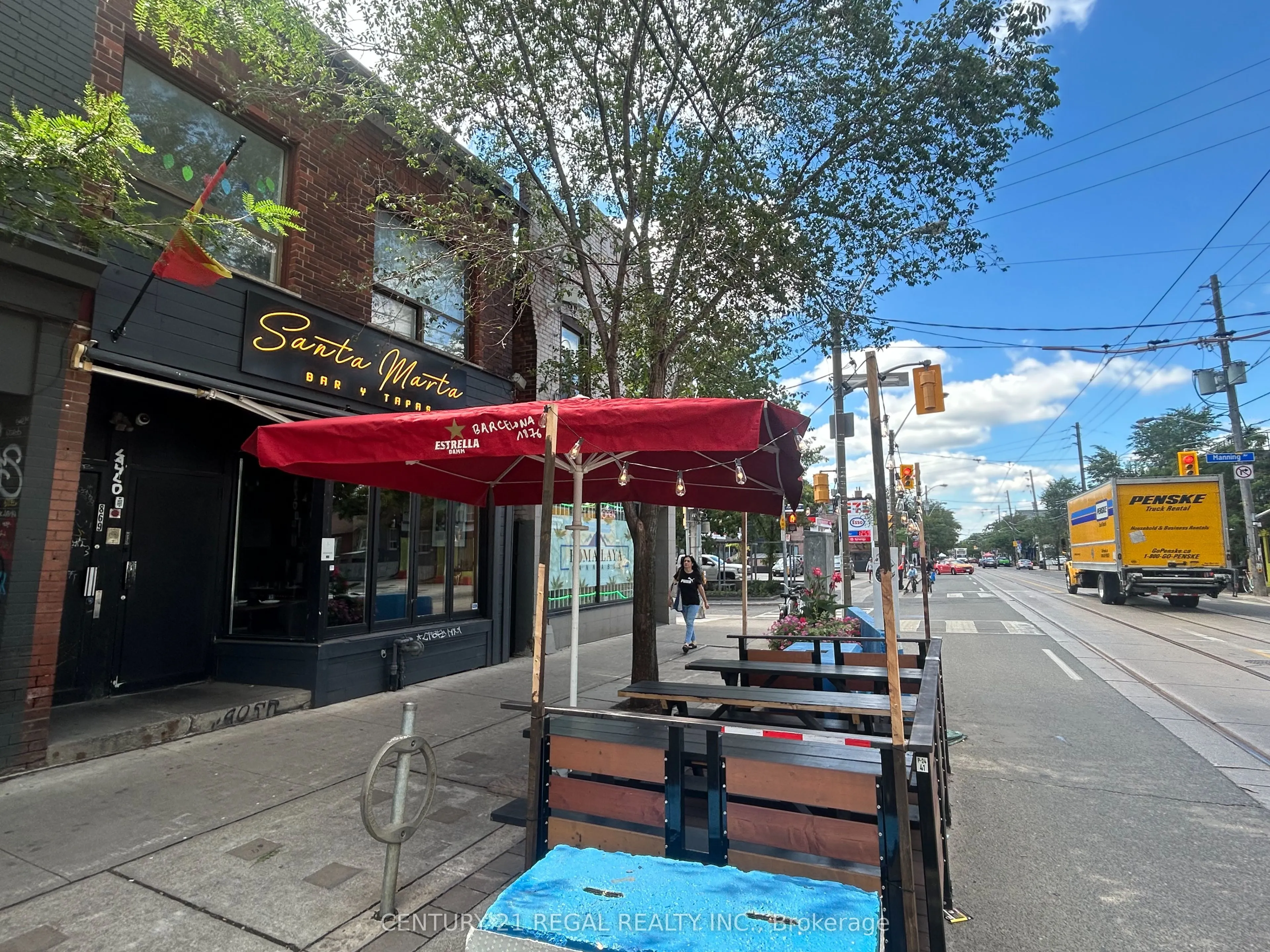 869 Dundas Street W