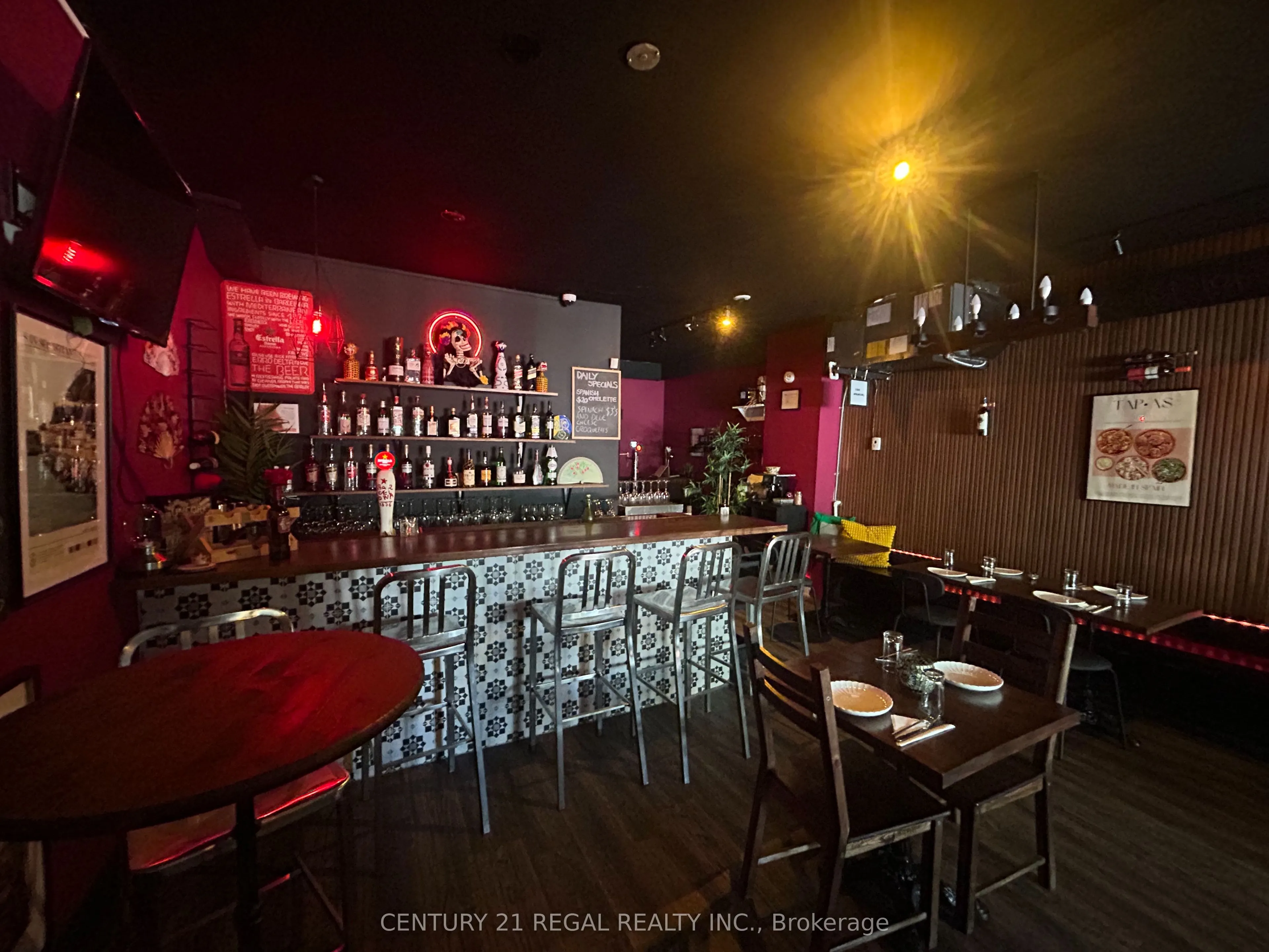 869 Dundas Street W