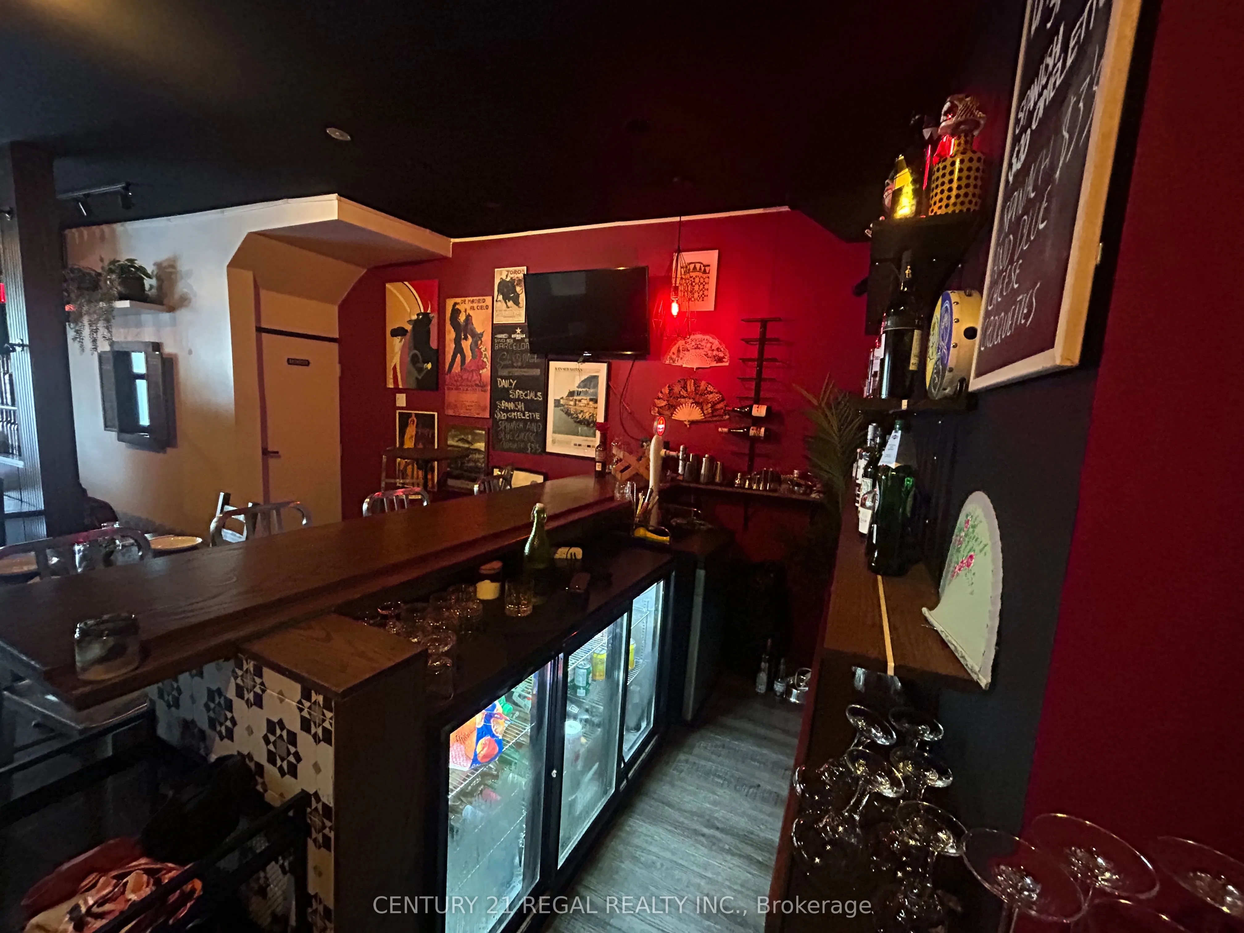 869 Dundas Street W