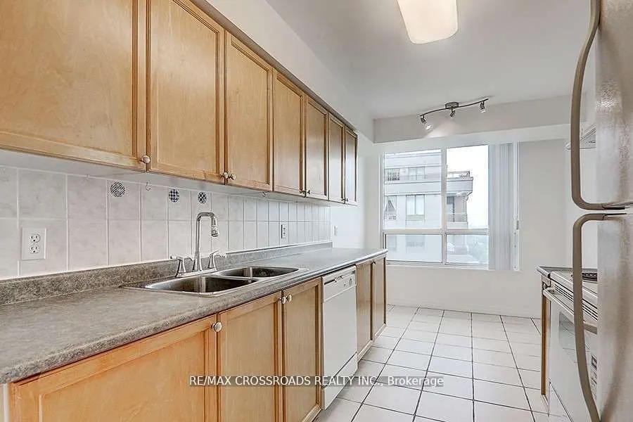 18 Parkview Avenue, #2106