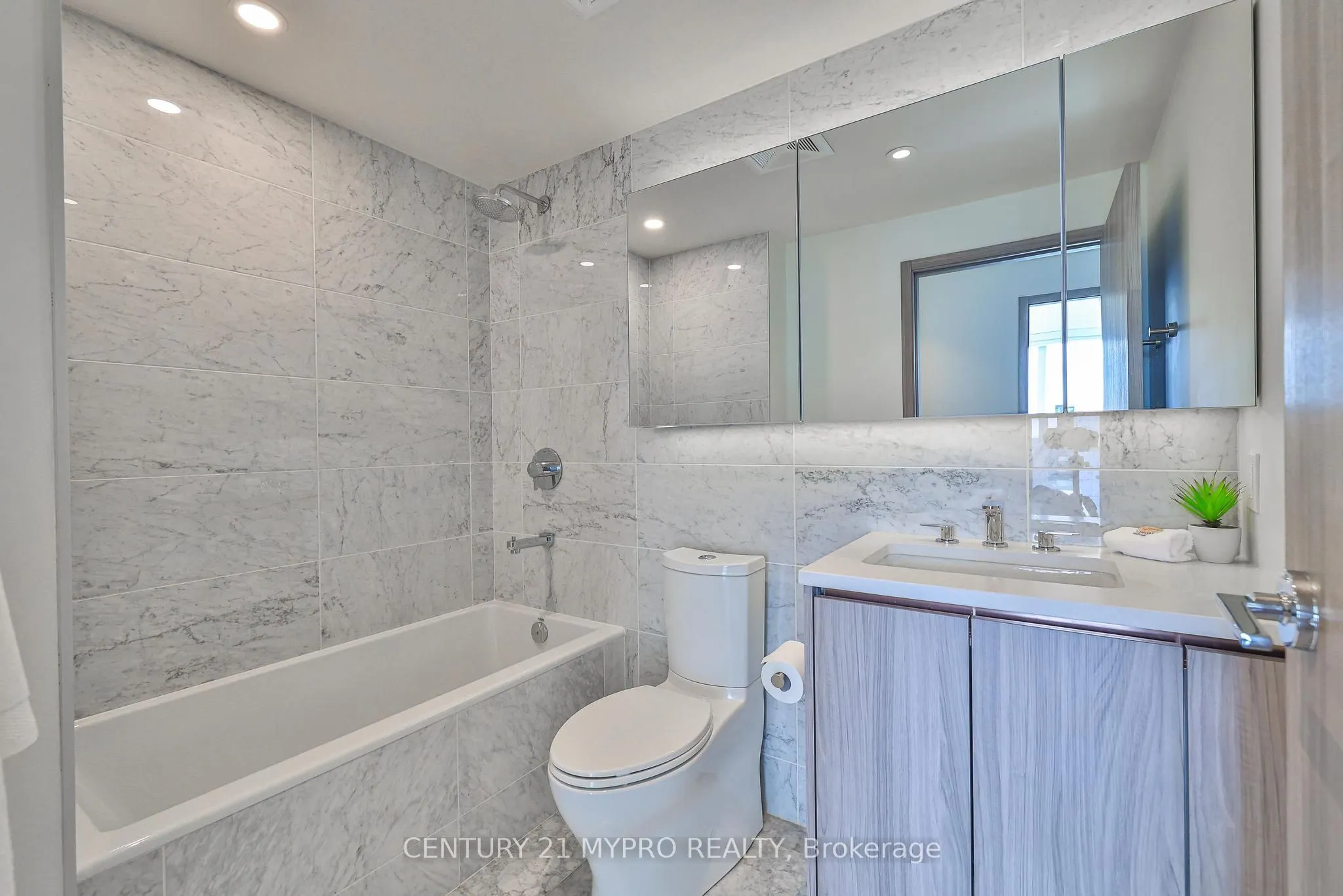 95 Mcmahon Drive, #3706