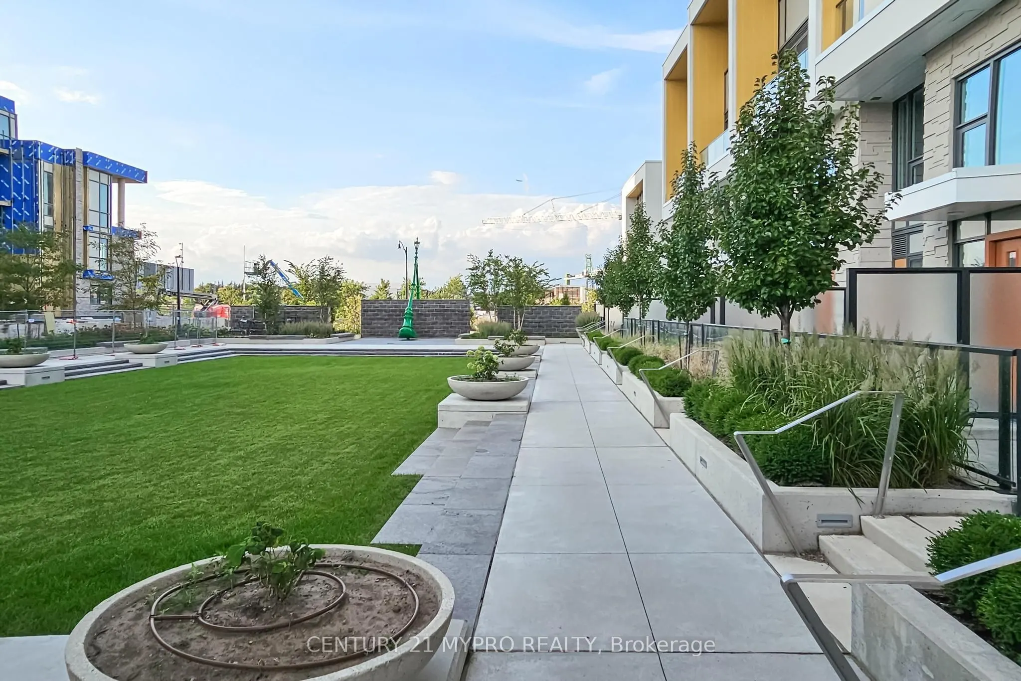 95 Mcmahon Drive, #3706