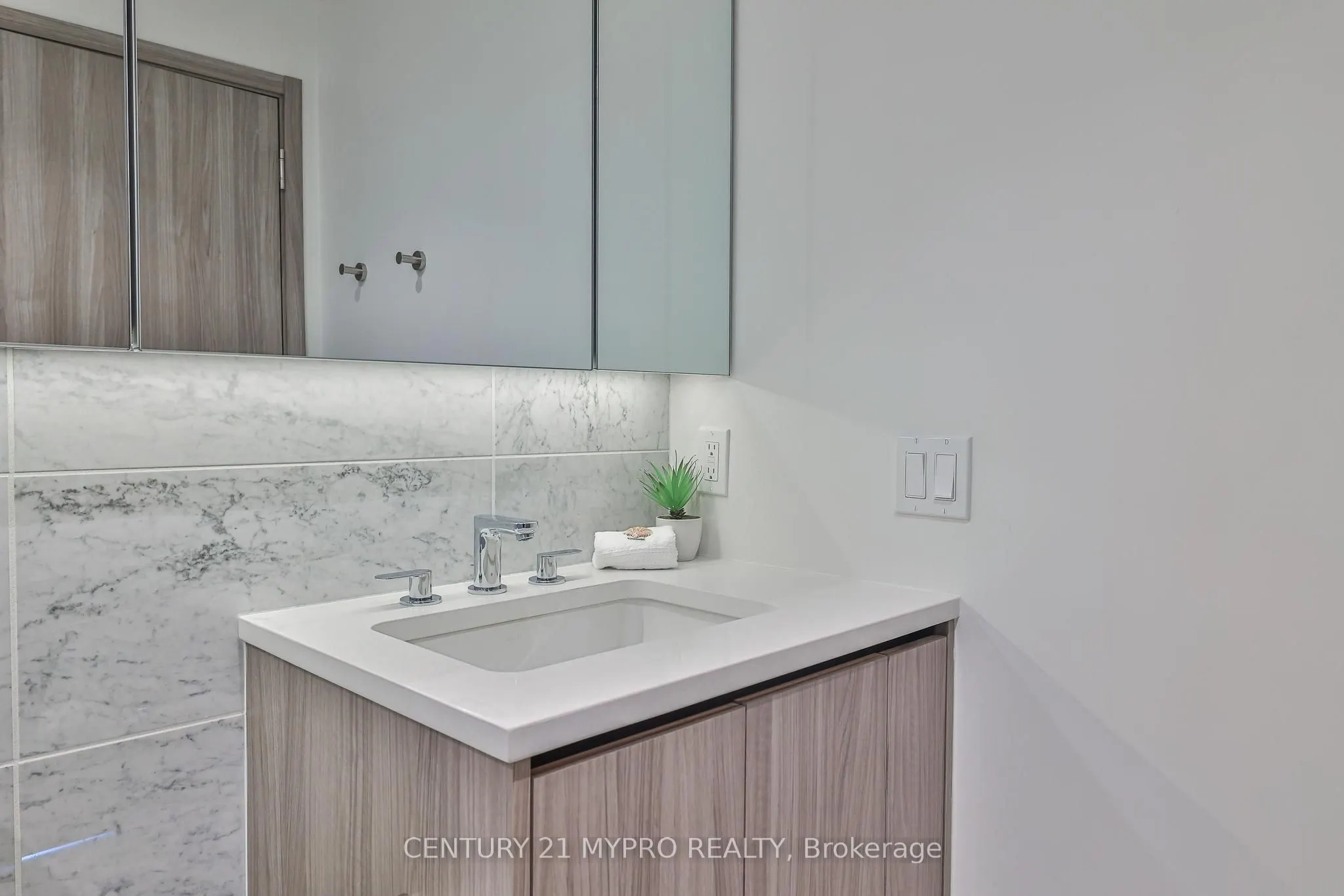 95 Mcmahon Drive, #3706