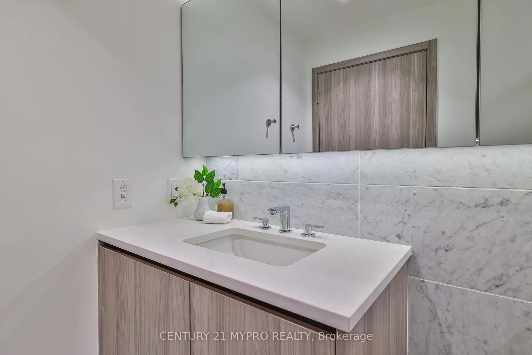 95 Mcmahon Drive, #3706