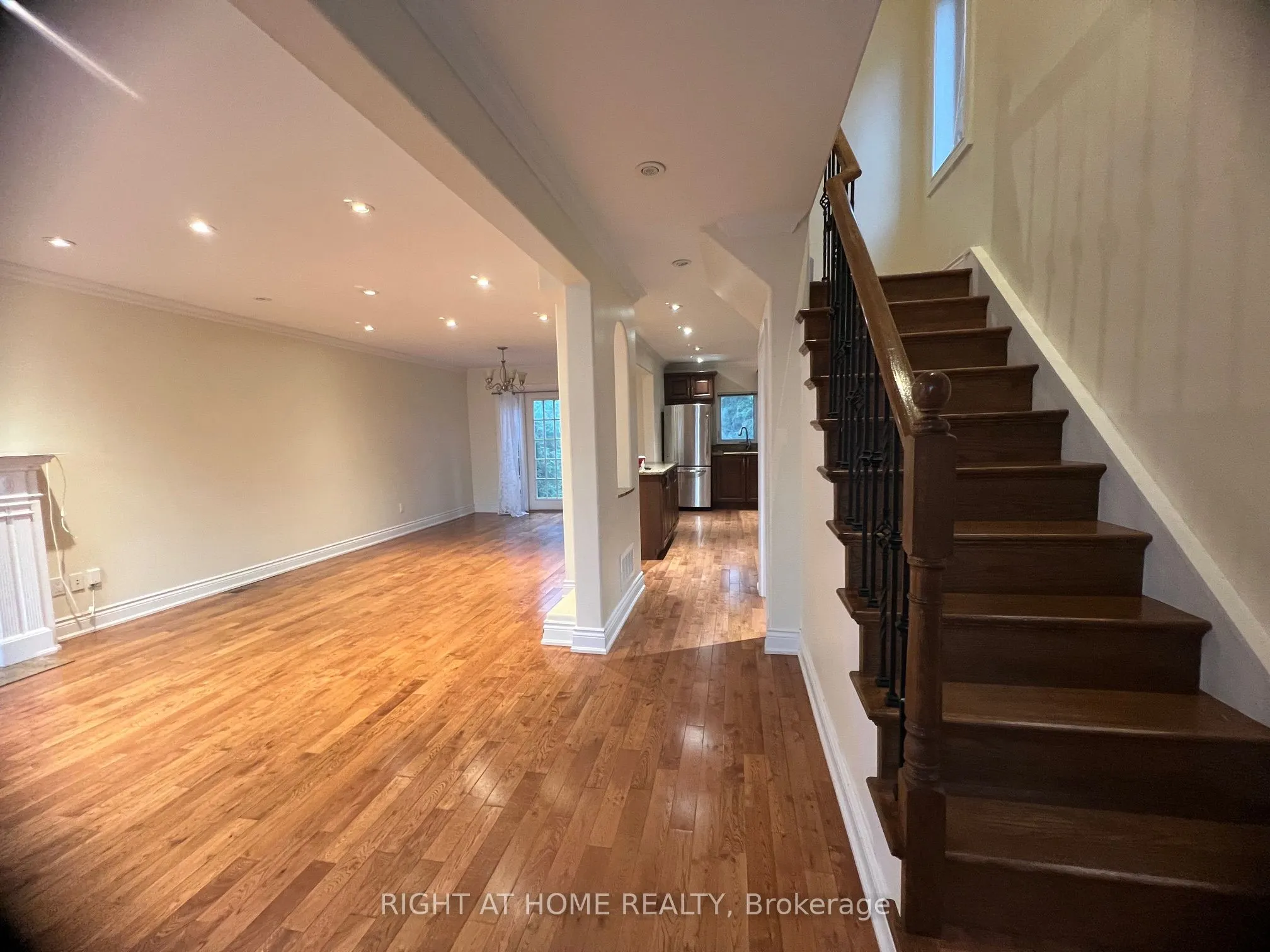 2105 Avenue Road