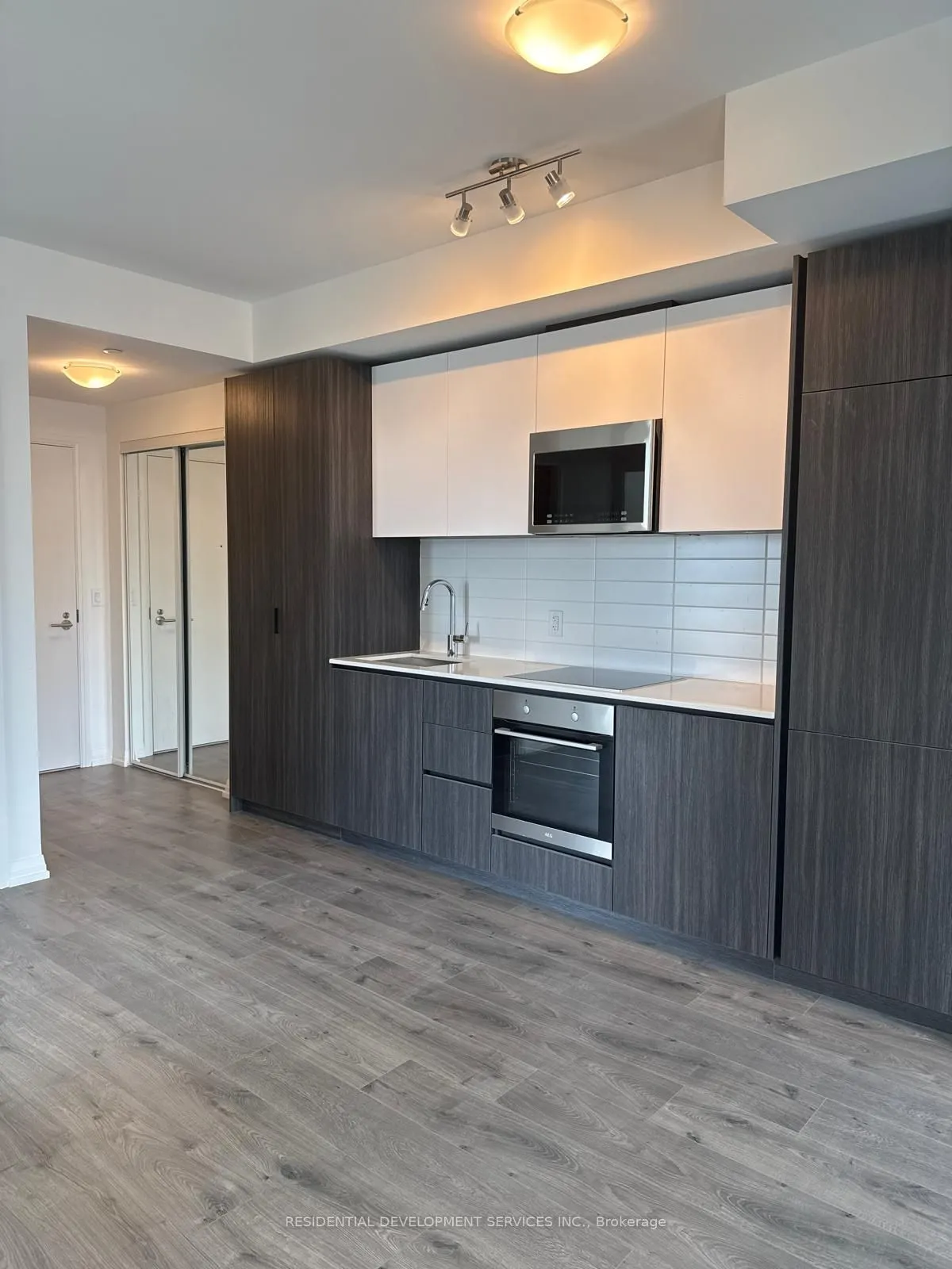 28 Widmer Street, #4823