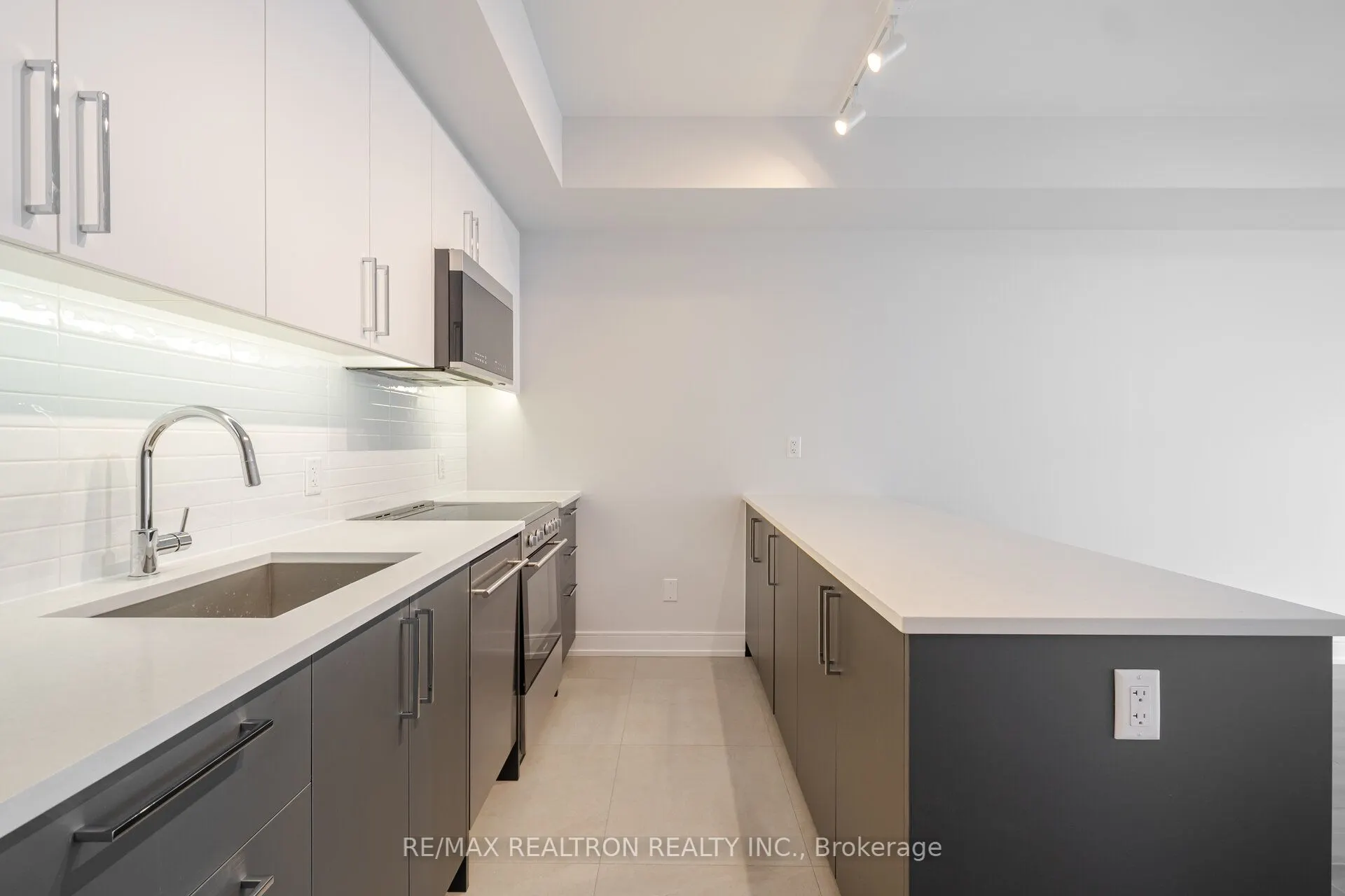 664 Spadina Avenue, #202