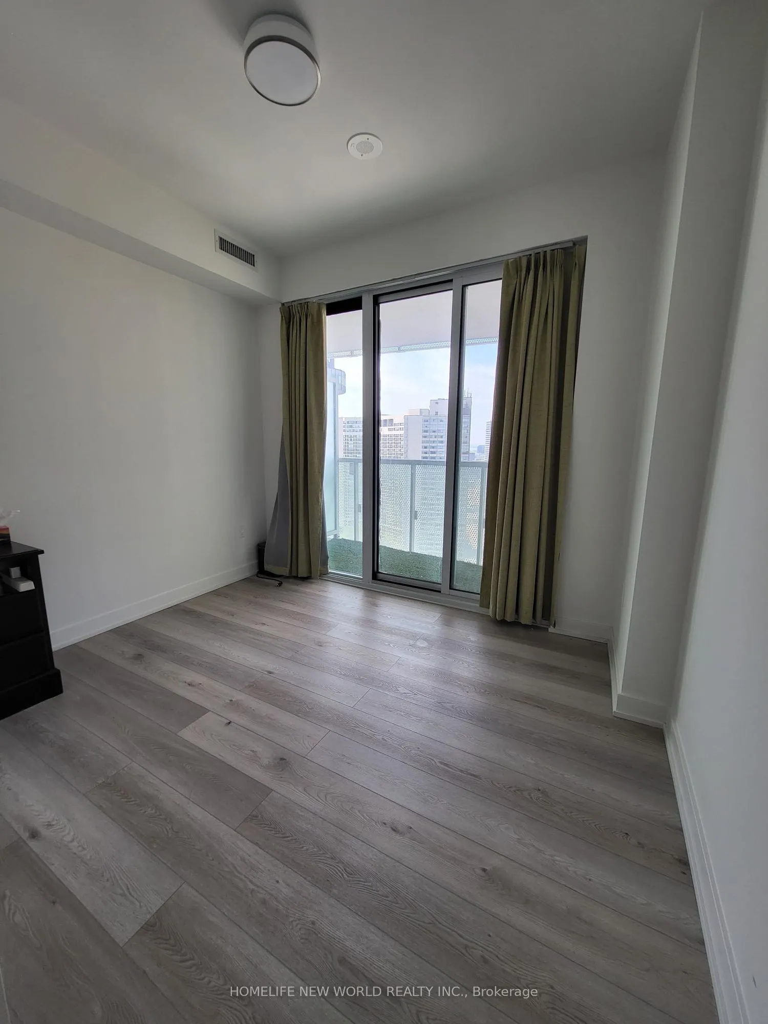 15 Queens Quay E, #2707