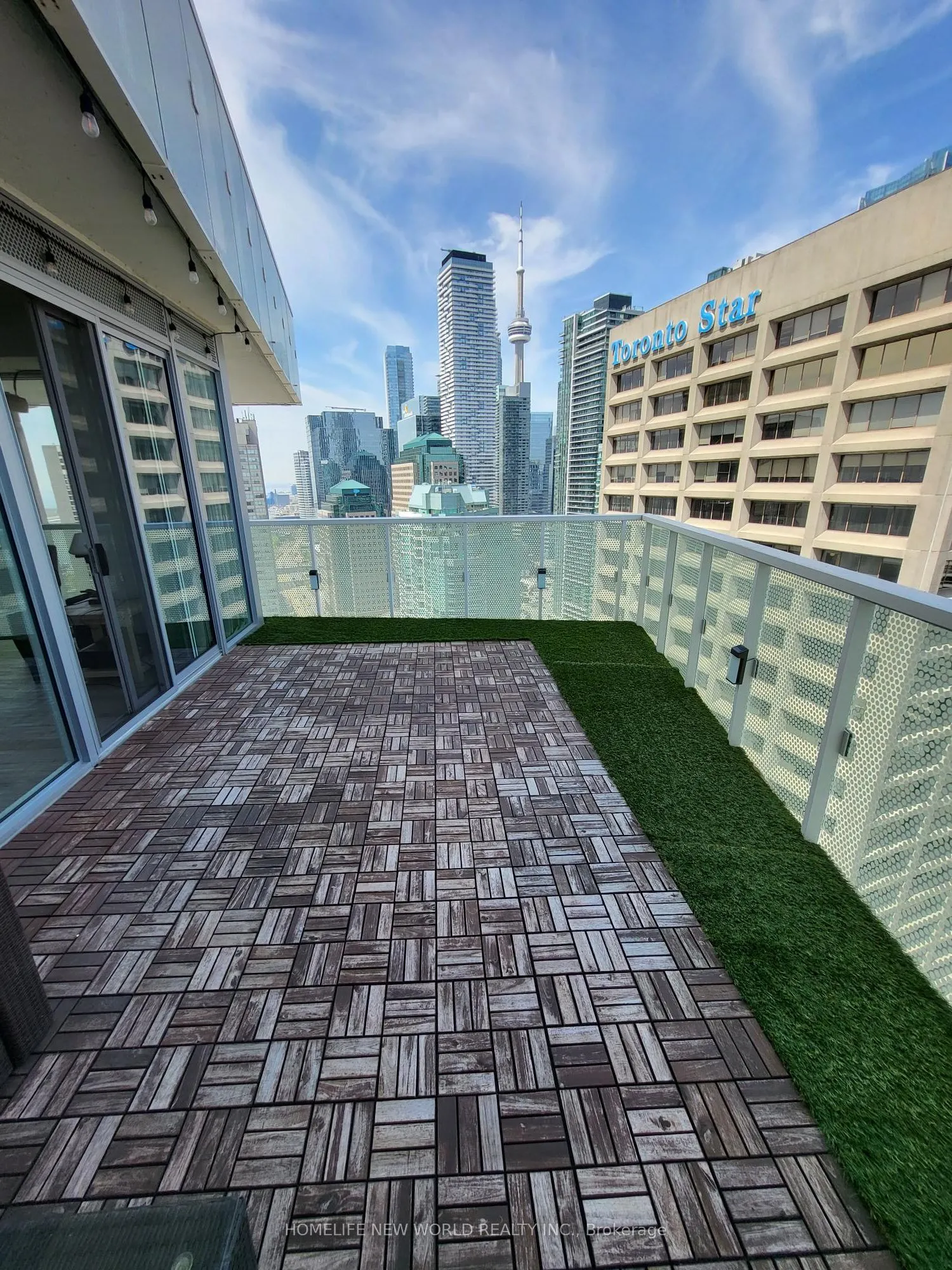 15 Queens Quay E, #2707