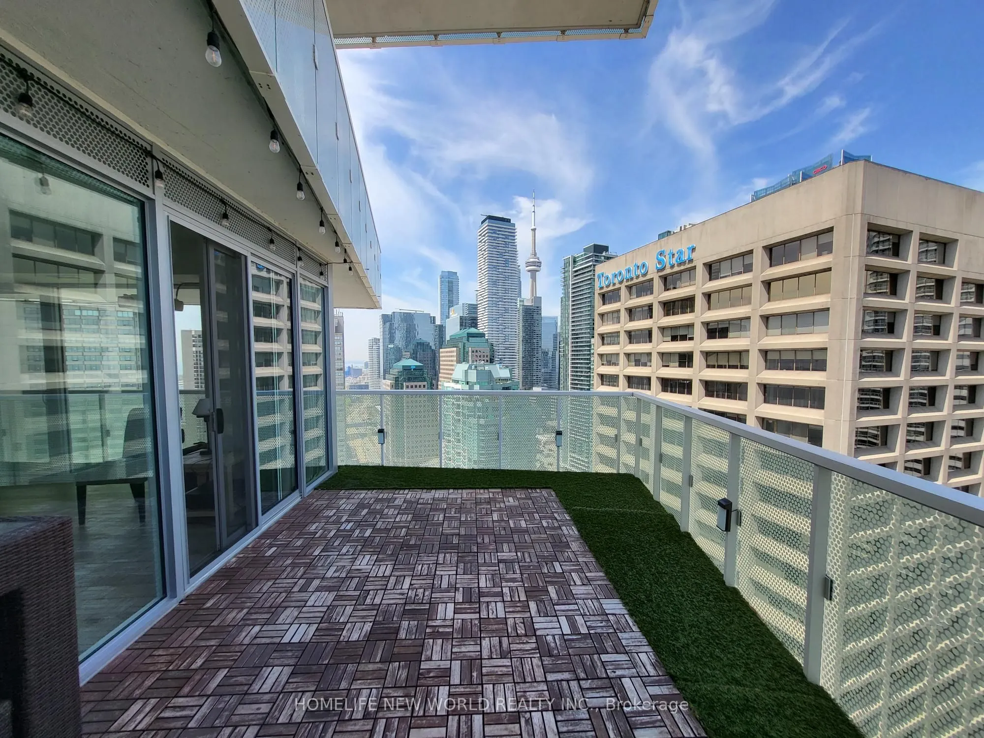 15 Queens Quay E, #2707