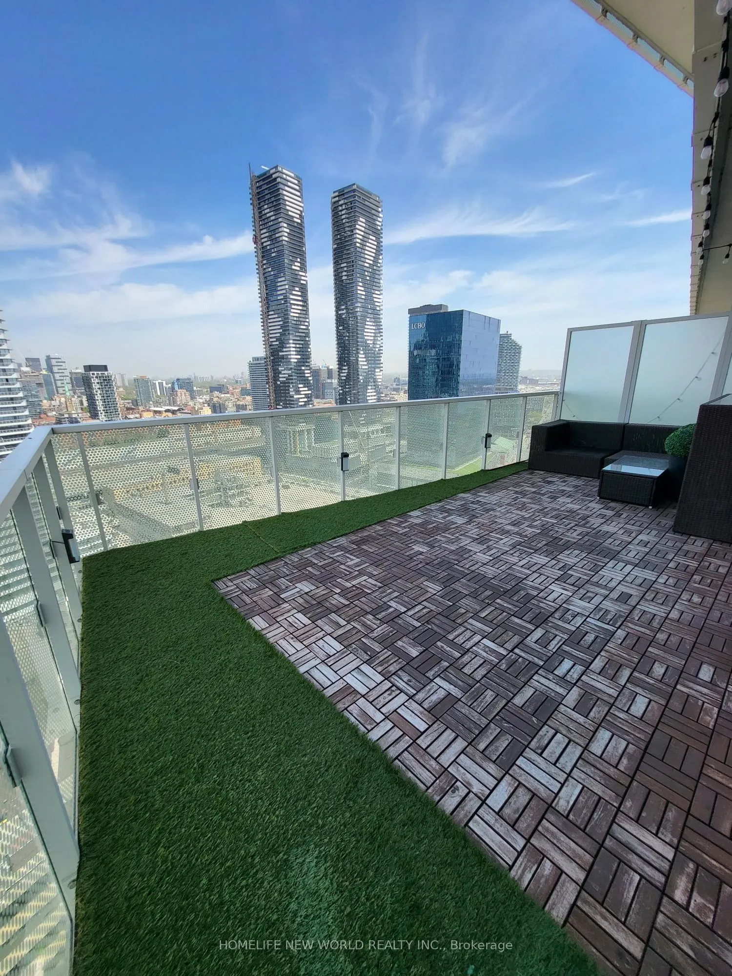 15 Queens Quay E, #2707