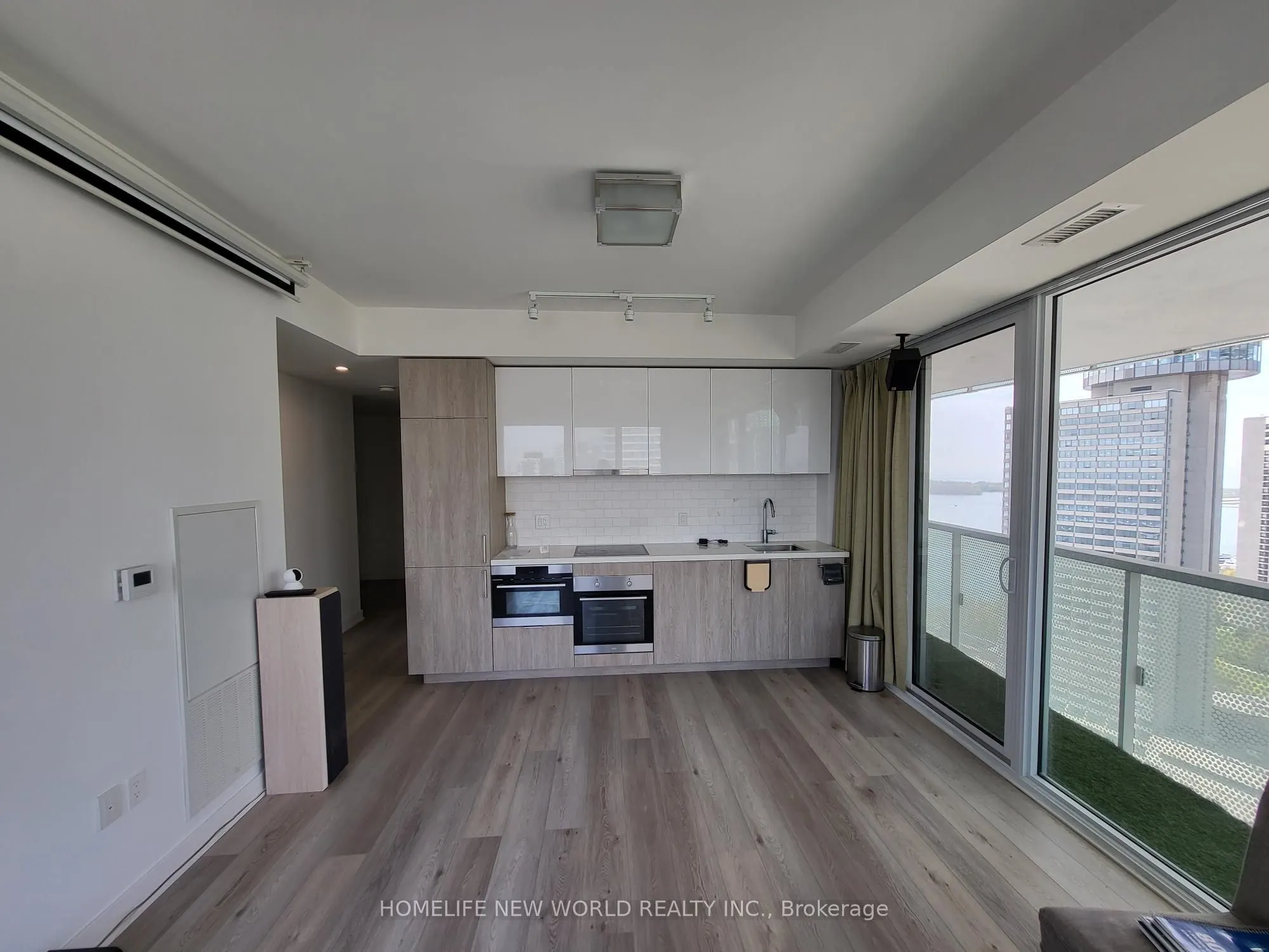 15 Queens Quay E, #2707