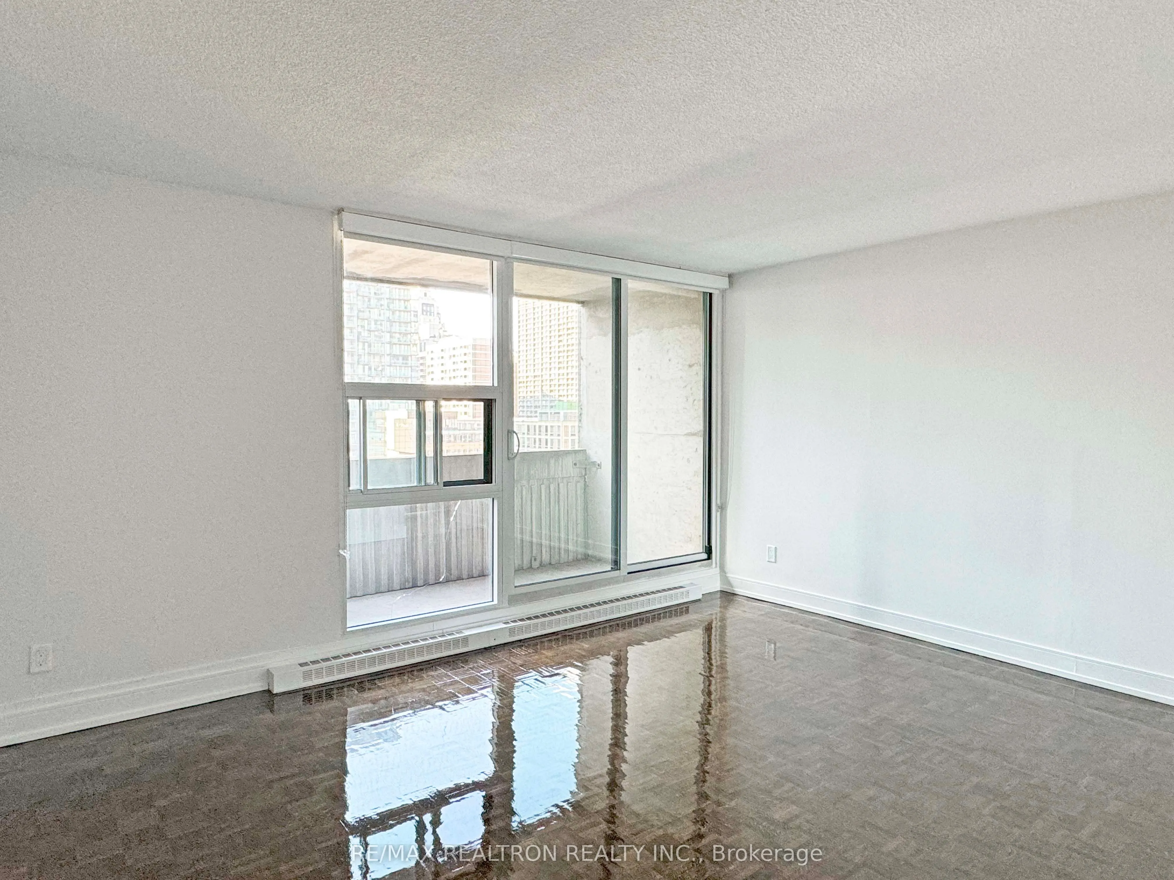 33 Isabella Street, #704