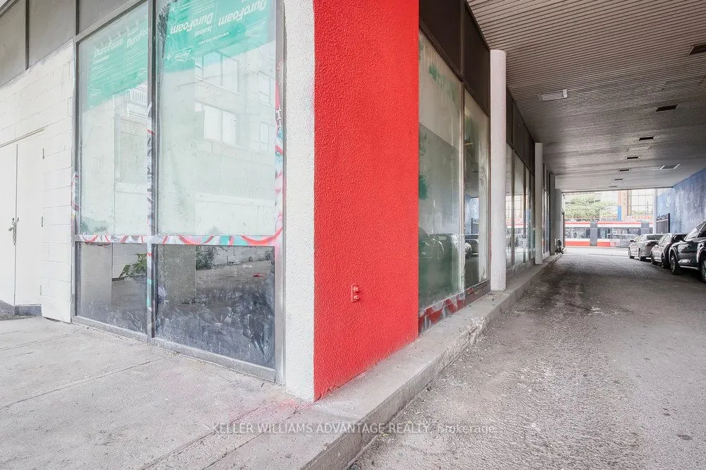 302 Spadina Avenue, #207