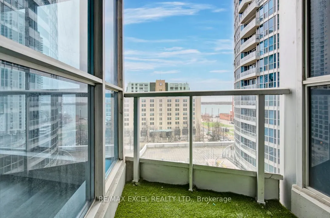 8 York Street, #910