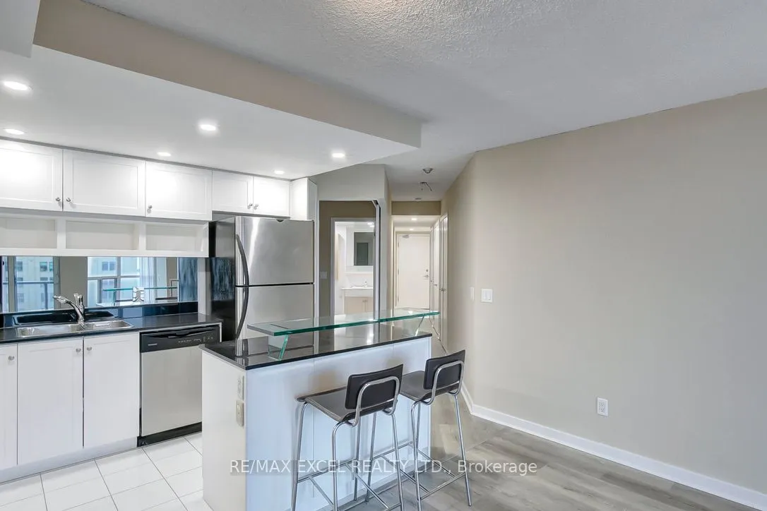 8 York Street, #910