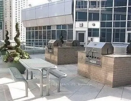 8 York Street, #910