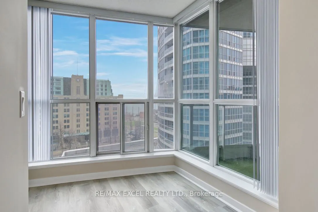 8 York Street, #910