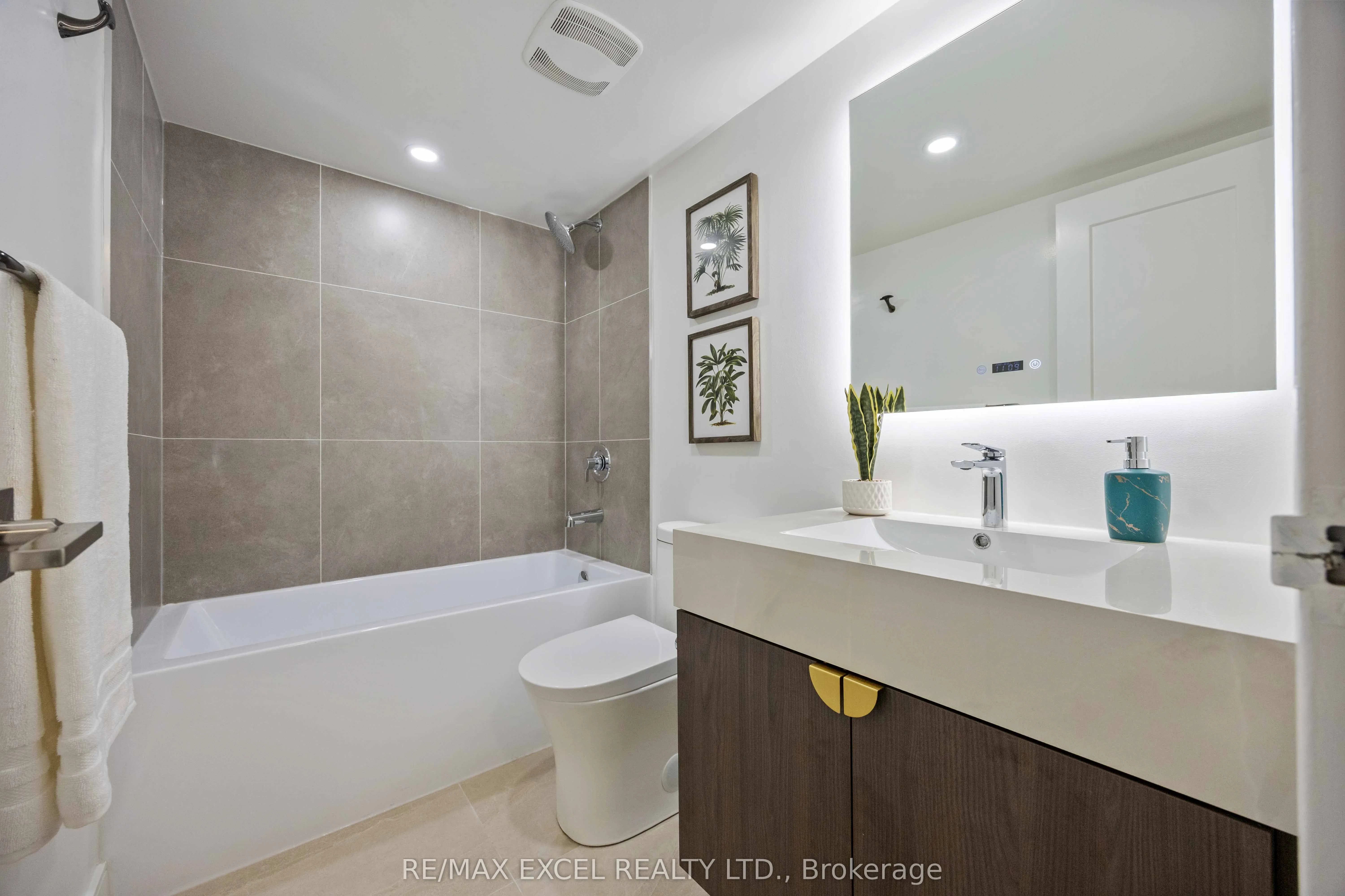 10 Tangreen Court, #801