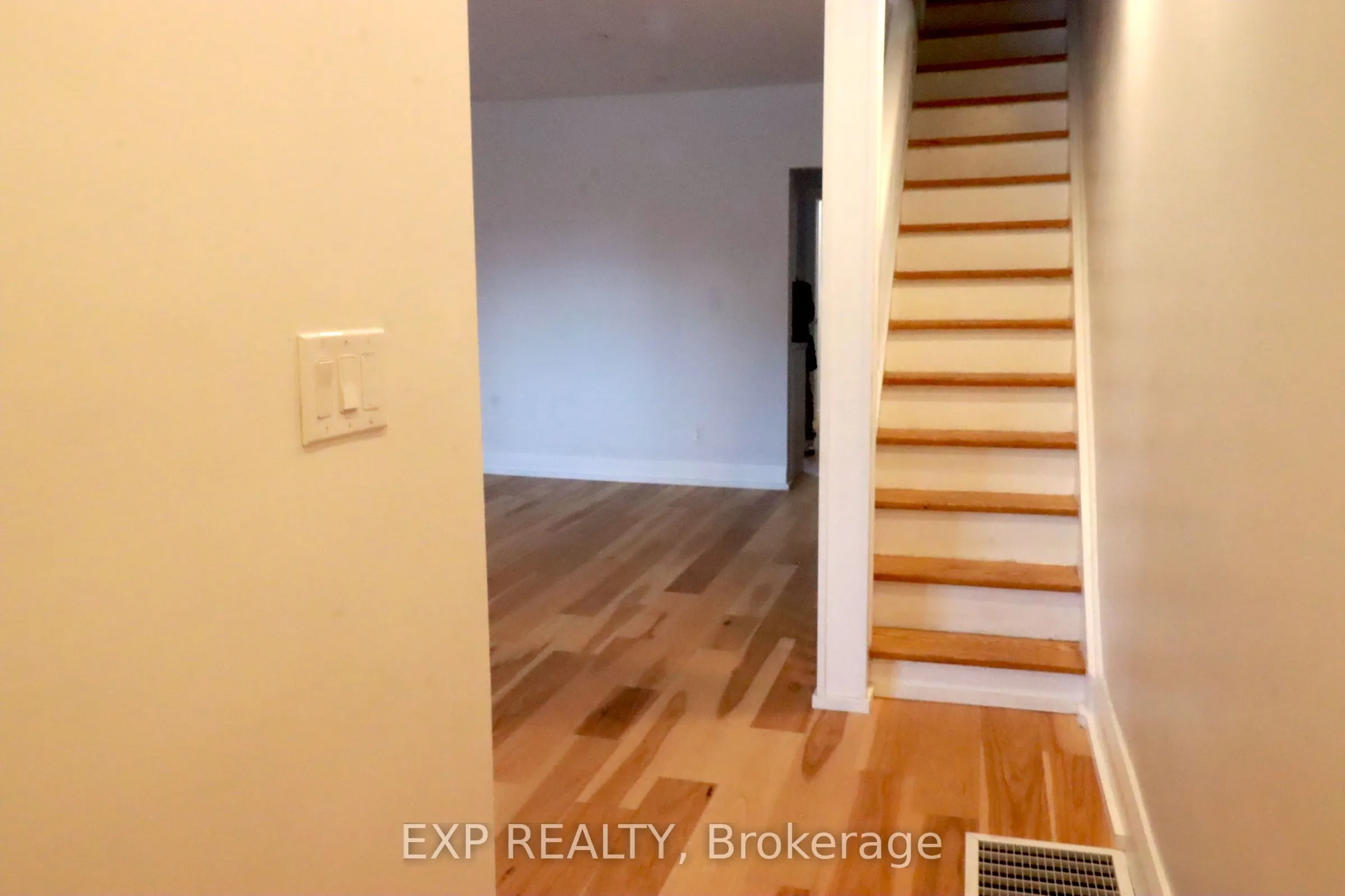 342 Eglinton Avenue E