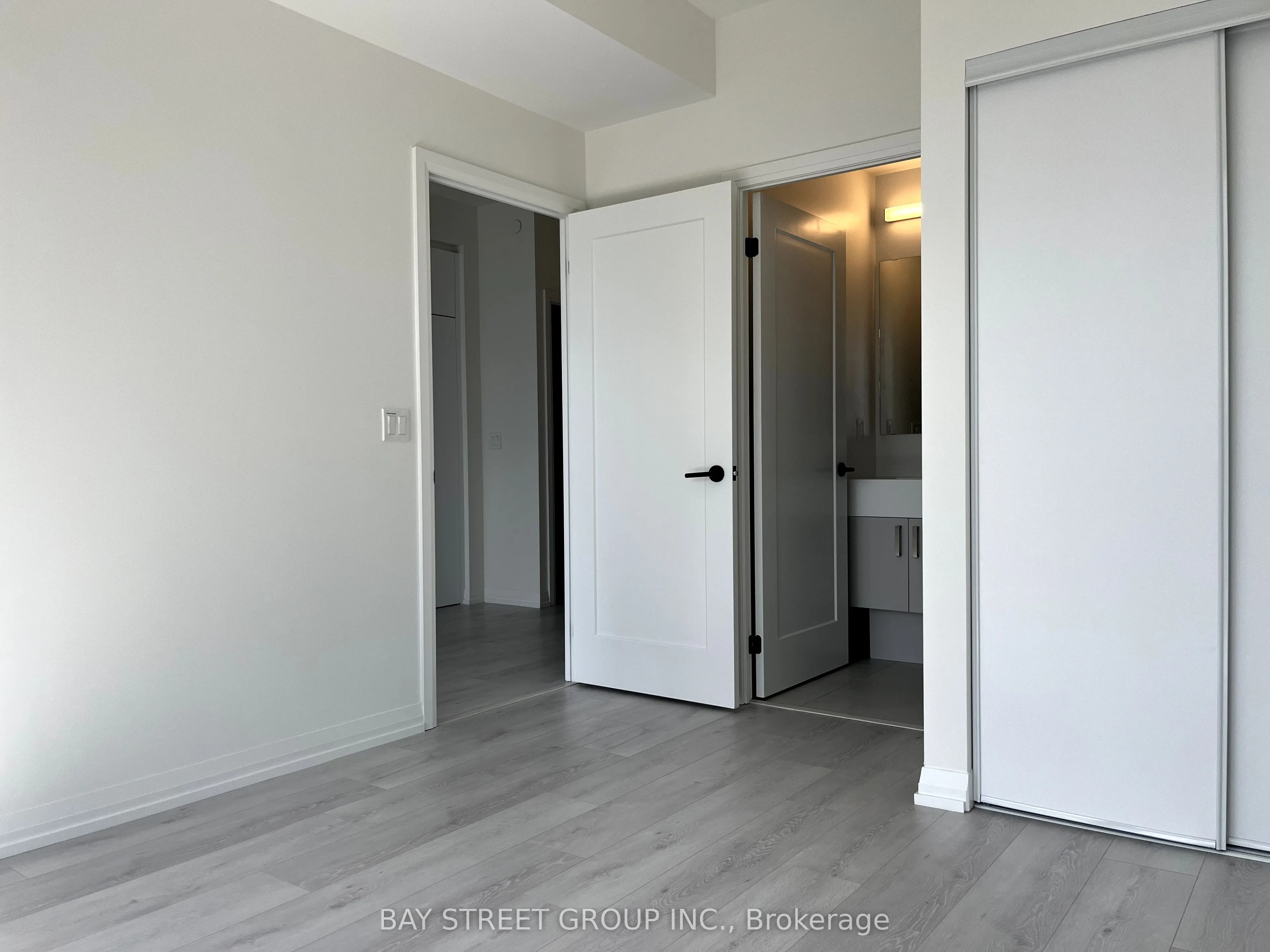 280 Dundas Street W, #2707