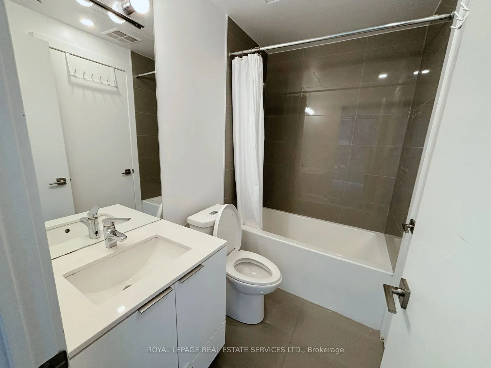 609 Avenue Road, #601