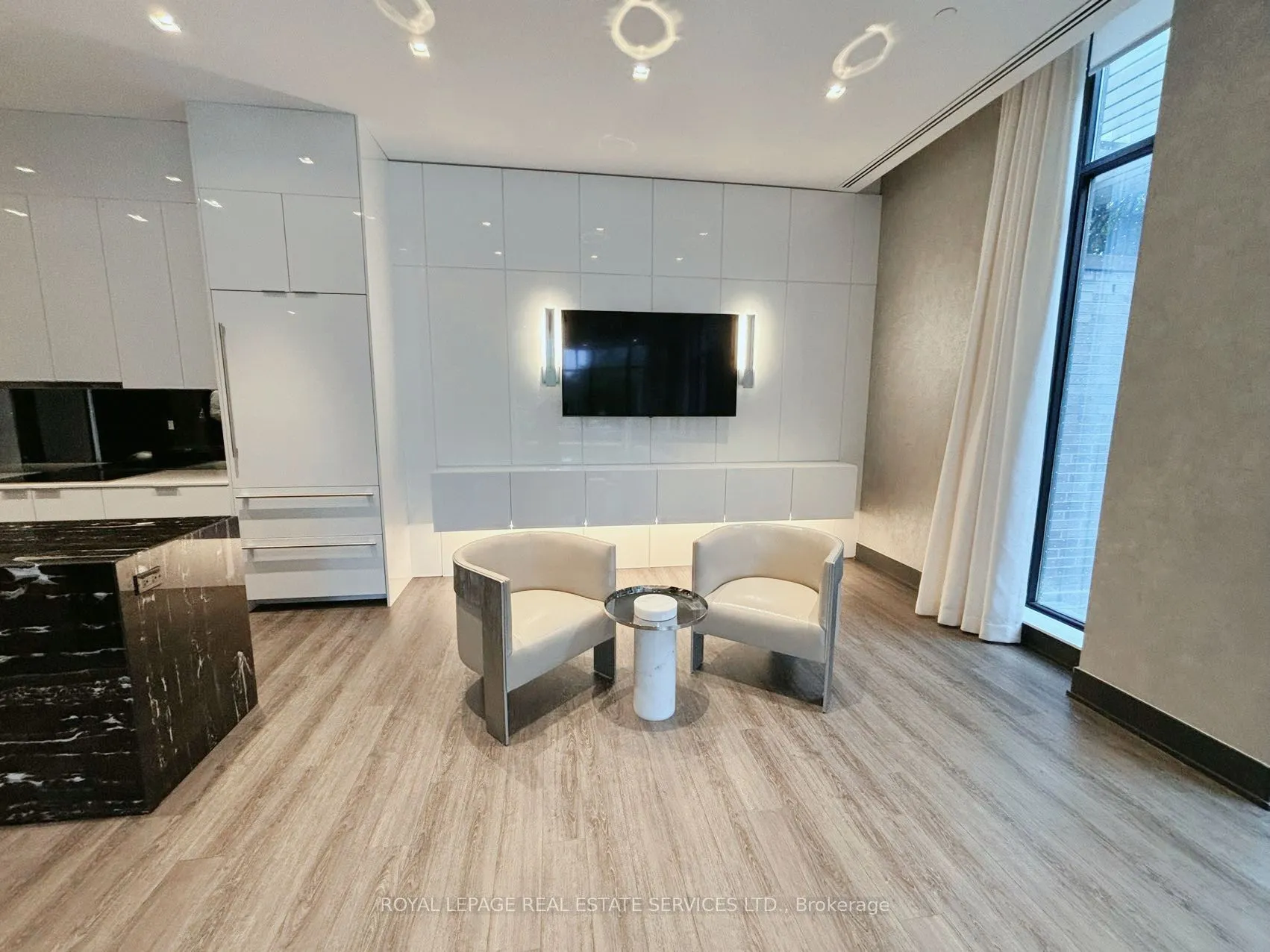609 Avenue Road, #601